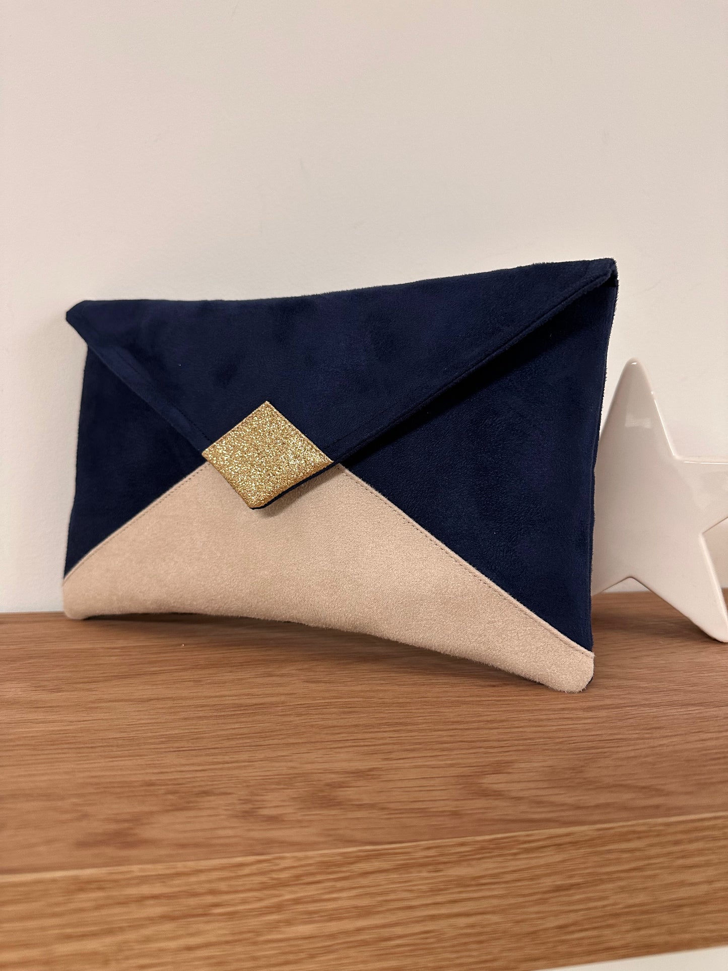 sac pochette Isa bleu marine et beige nude à paillettes dorées sans chainette dorée.