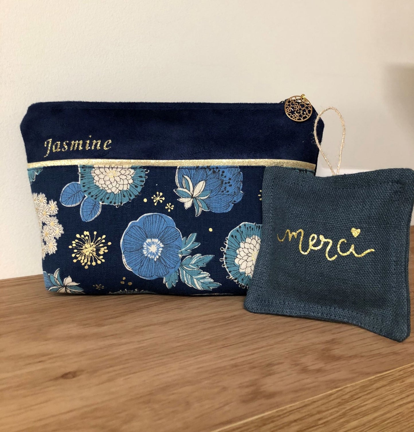 Exemple de personnalisation posée sur une pochette à maquillage.