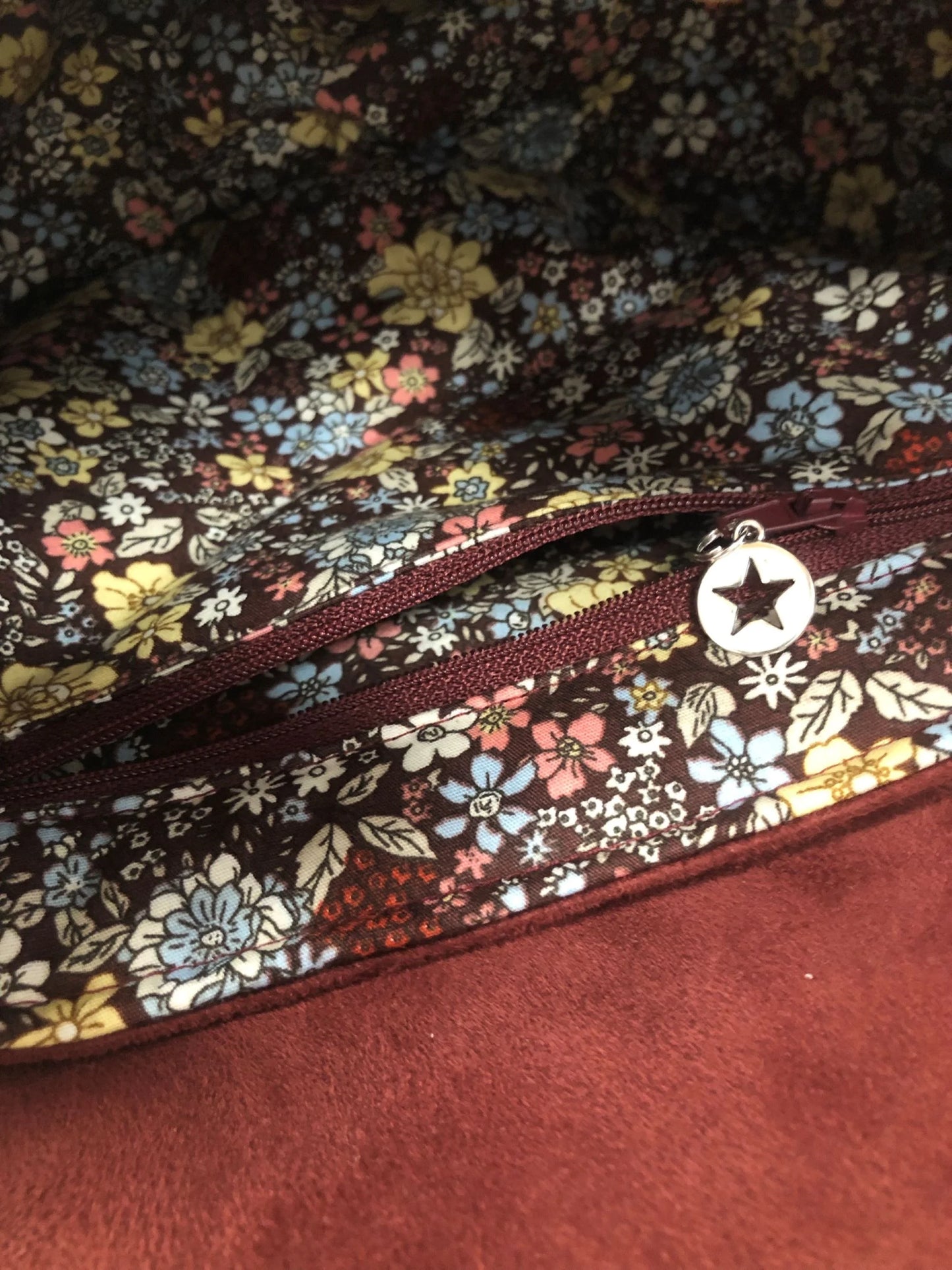 La poche intérieure de la besace Isa bordeaux.