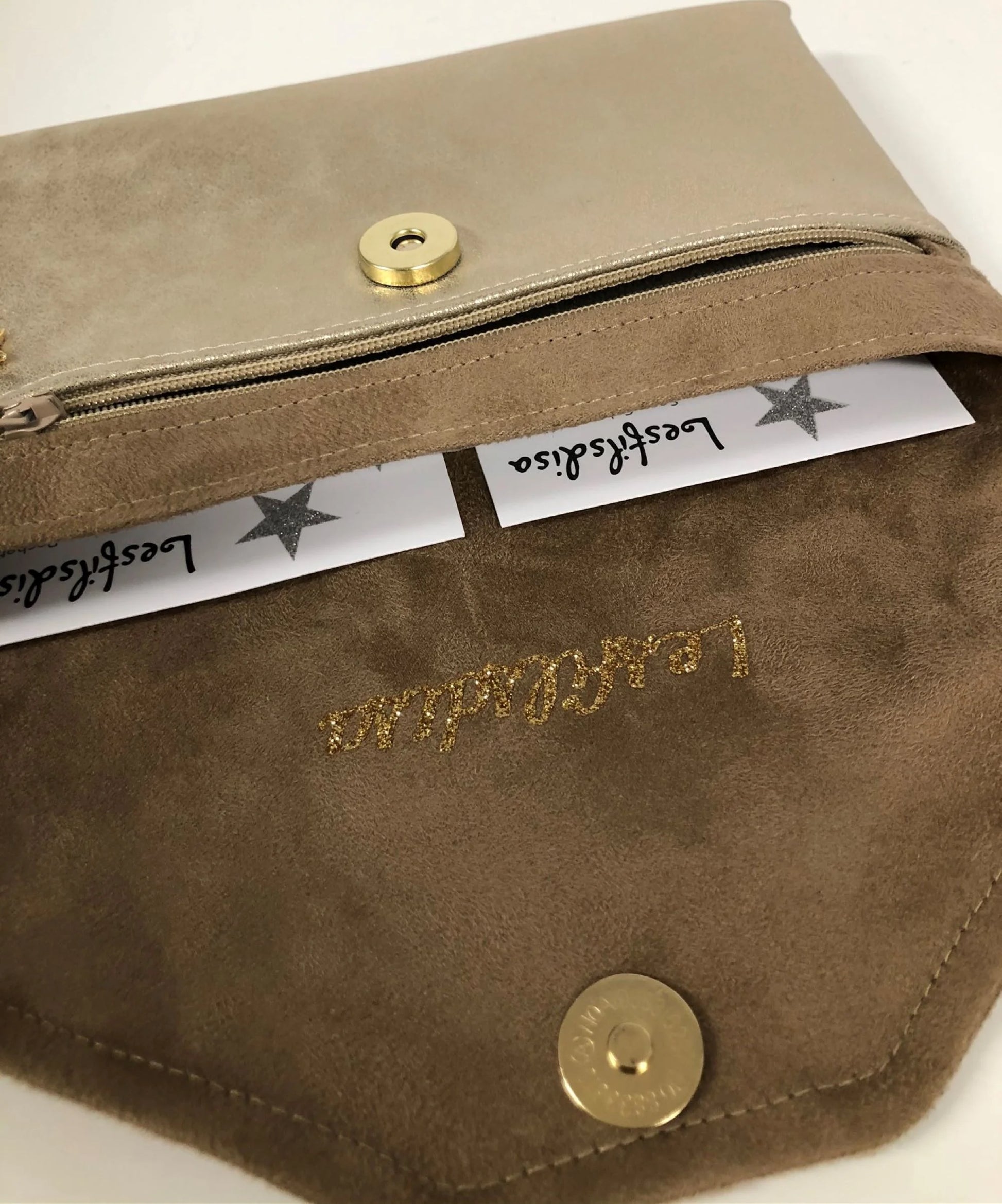 Vue intérieure du porte-cartes du compagnon de sac beige et doré.