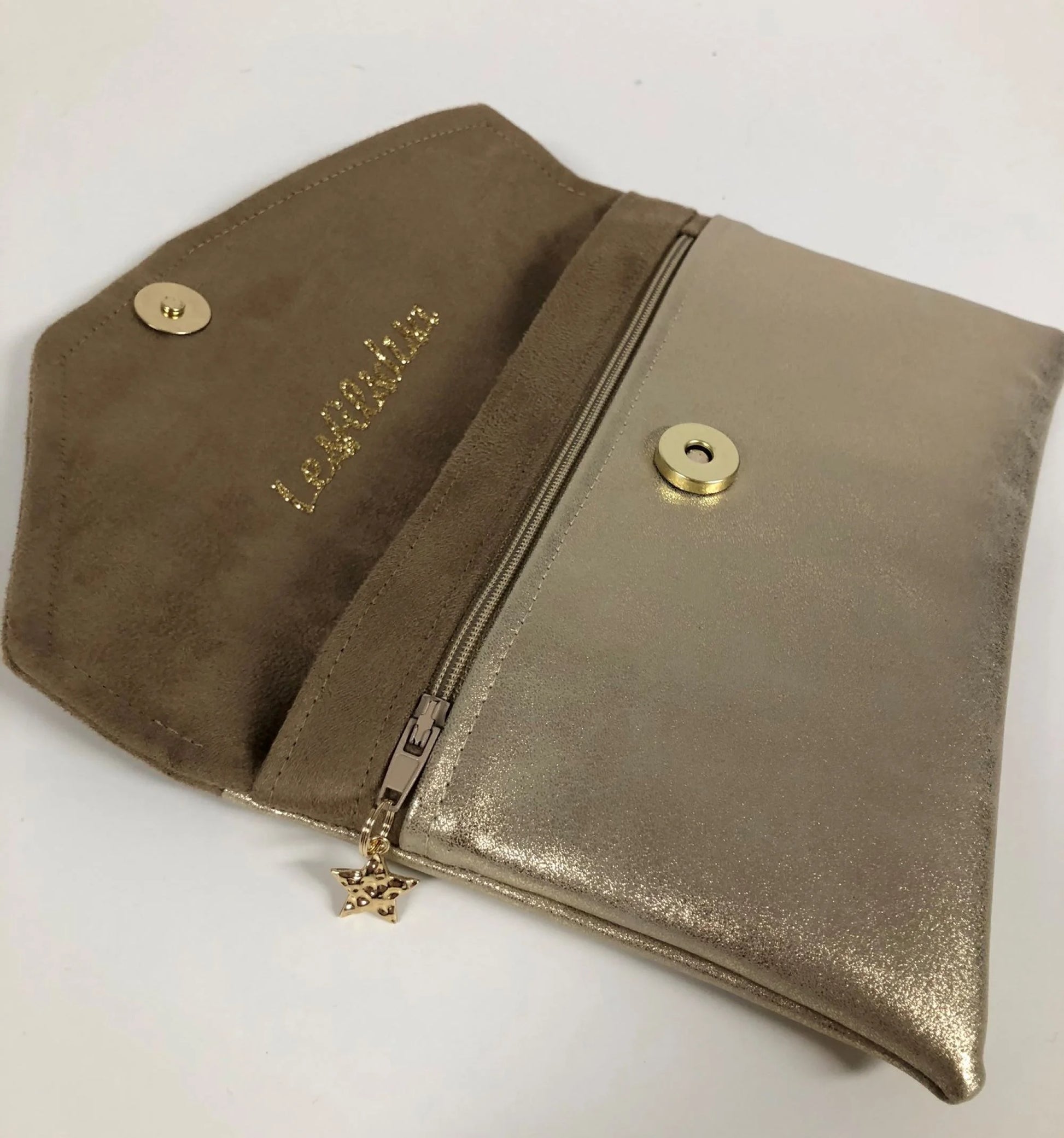 Le compagnon de sac beige et doré, vue intérieure.