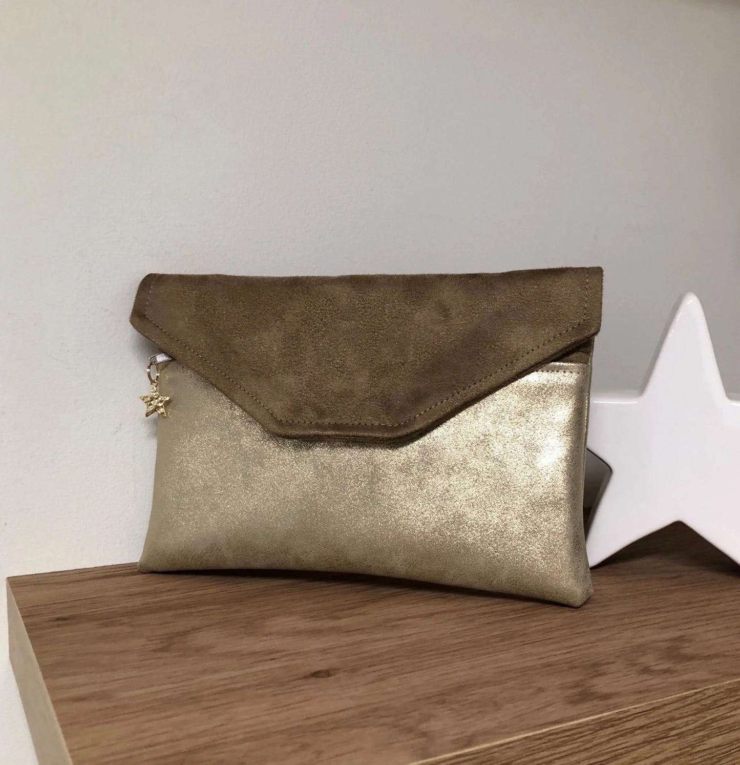 Le compagnon de sac beige et doré, face avant.