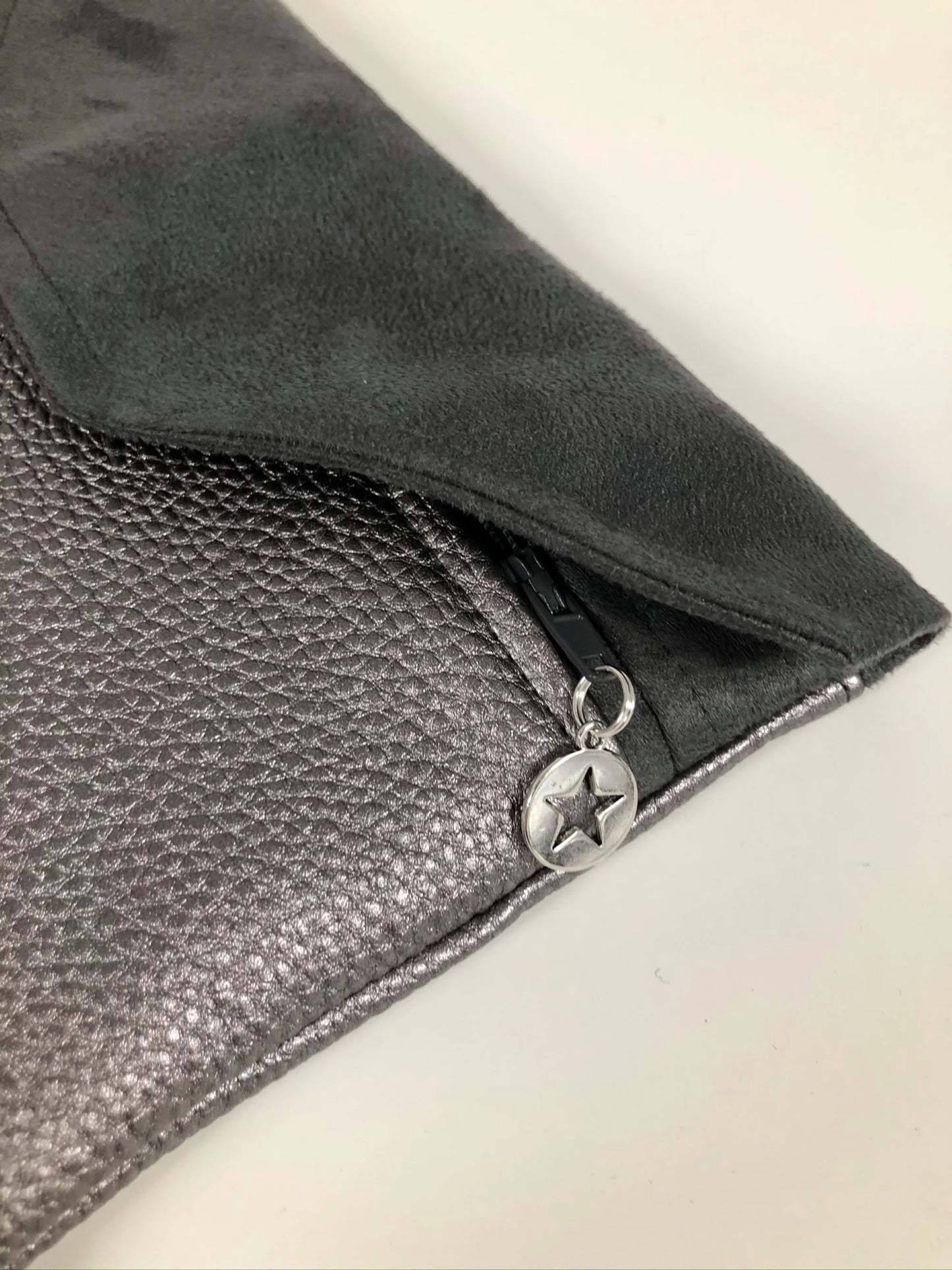 Aperçu du zip du compagnon de sac gris irisé.