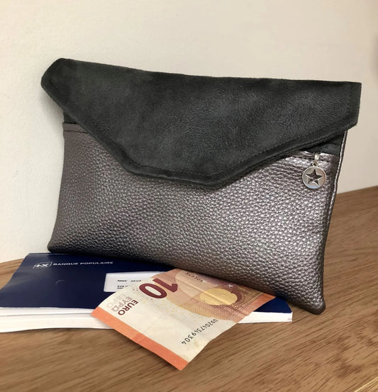Le compagnon de sac gris irisé, vue d'ensemble.
