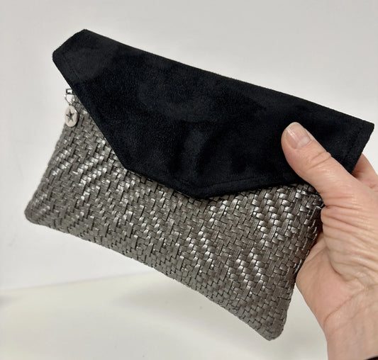 Le compagnon de sac noir et gris tressé, tenu en main, face avant