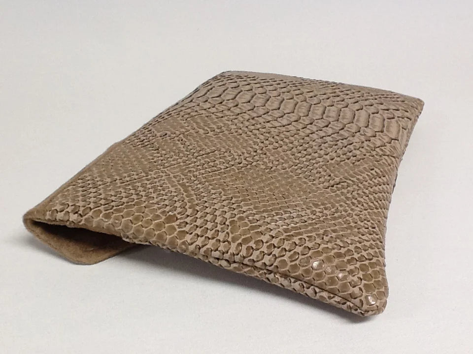Le dos du compagnon de sac beige aspect reptile.
