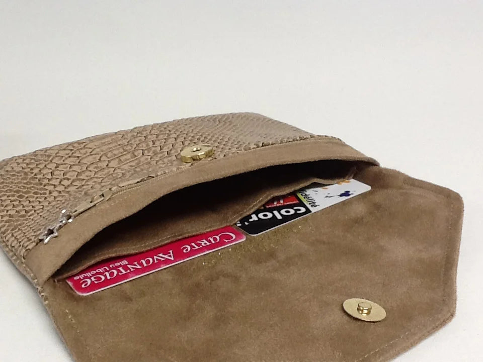 L'intérieur du compagnon de sac beige aspect reptile.