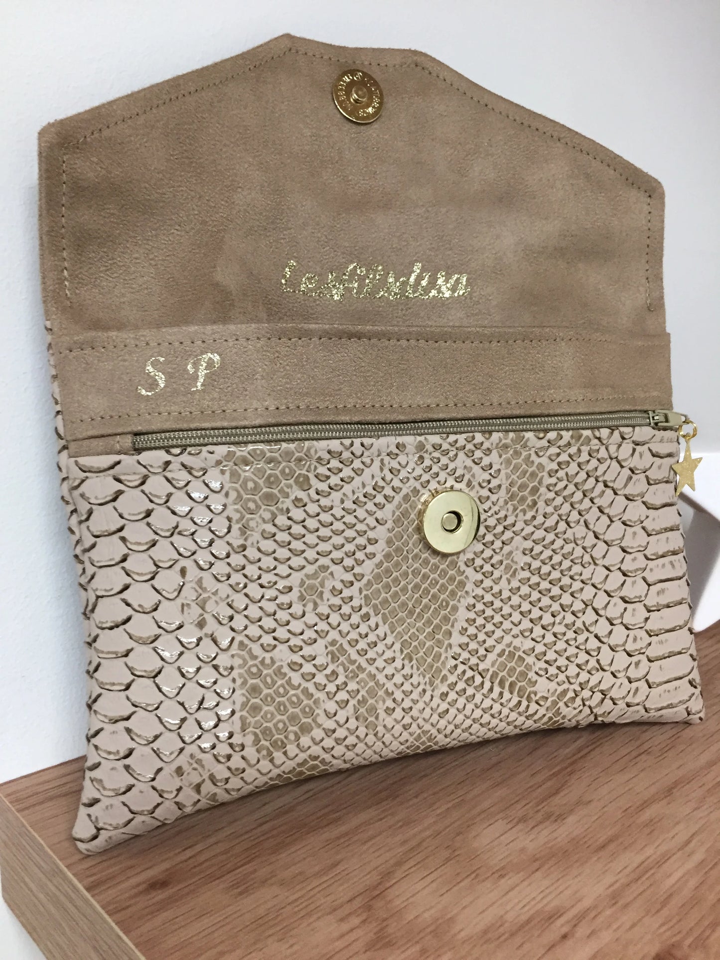 Exemple de personnalisation du compagnon de sac beige aspect reptile.