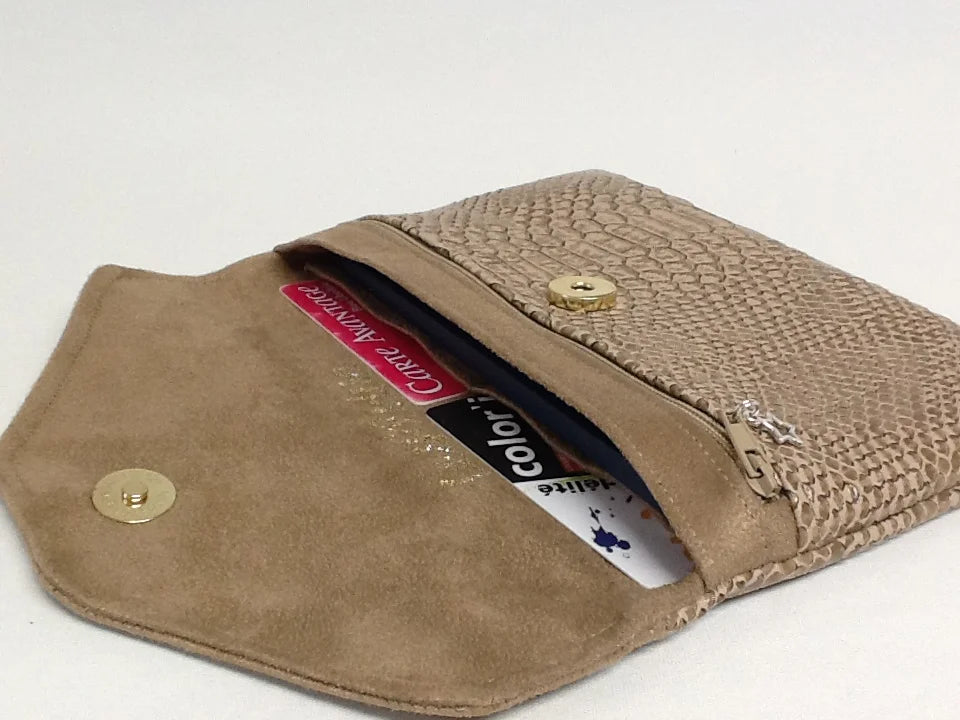 les porte cartes du compagnon de sac beige aspect reptile.