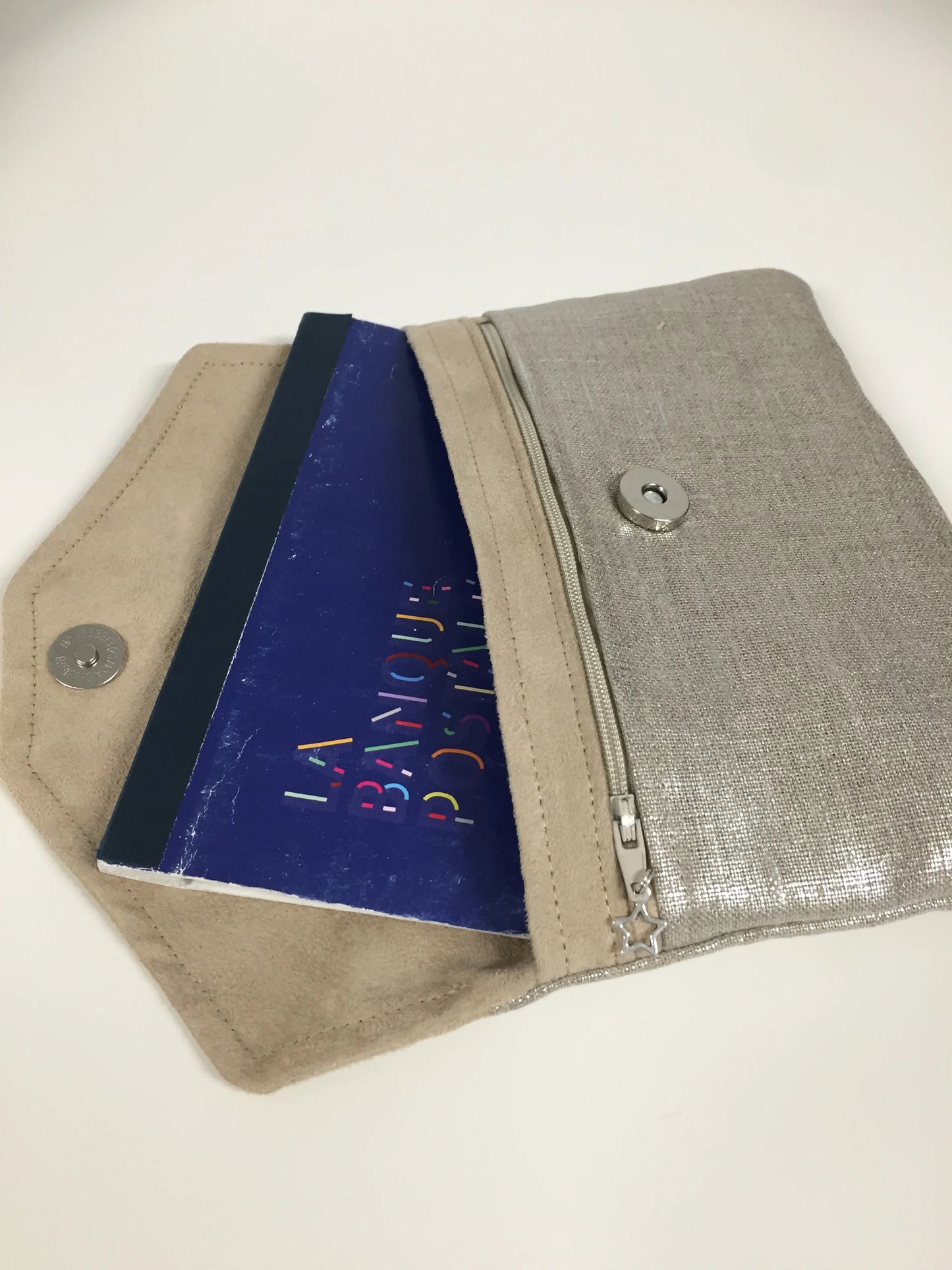 Le compagnon de sac beige en lin argenté, ouvert.