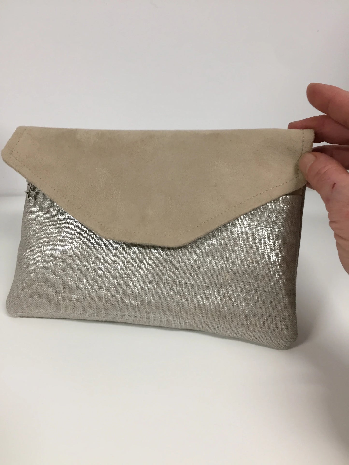 Vue d'ensemble du compagnon de sac beige en lin argenté.
