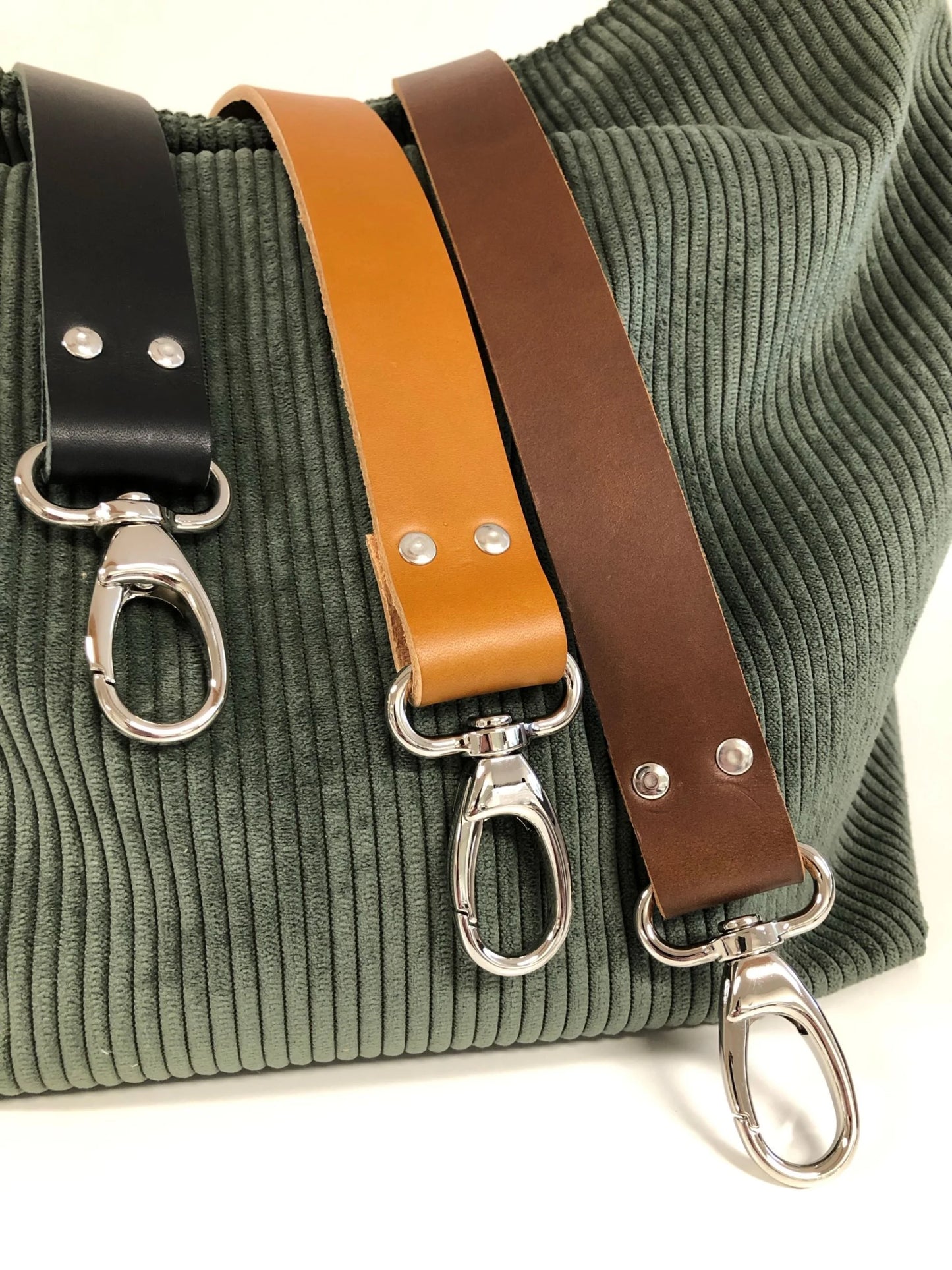 Les trois couleurs des anses en cuir du sac hobo Lesfilsdisa en velours cotelé vert kaki