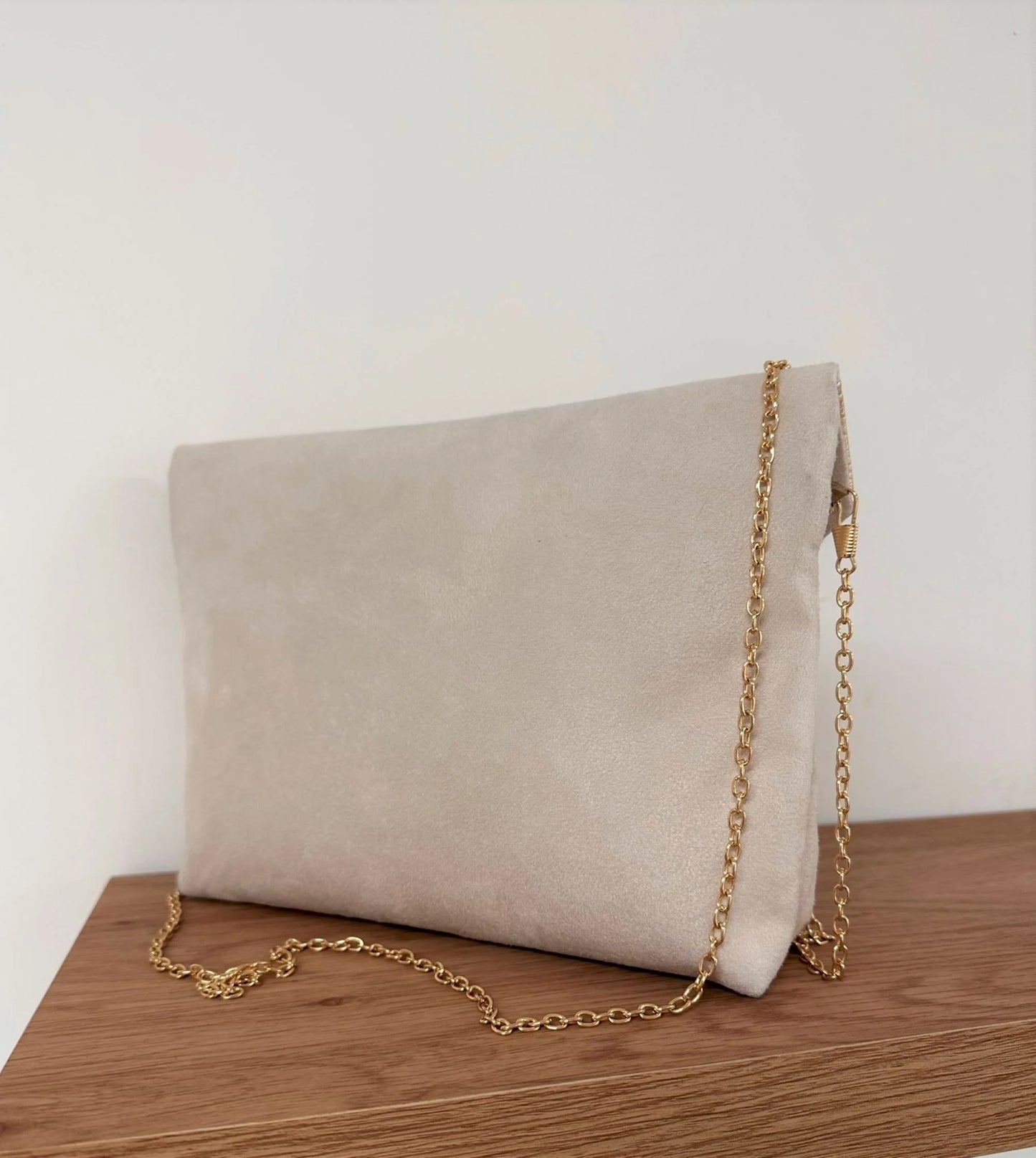 La pochette Isa zippée ivoire et dorée vue de dos