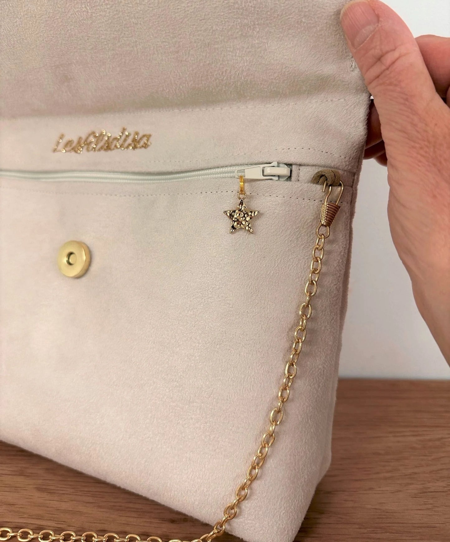 Vue de détail de la fermeture zippée de la pochette Isa