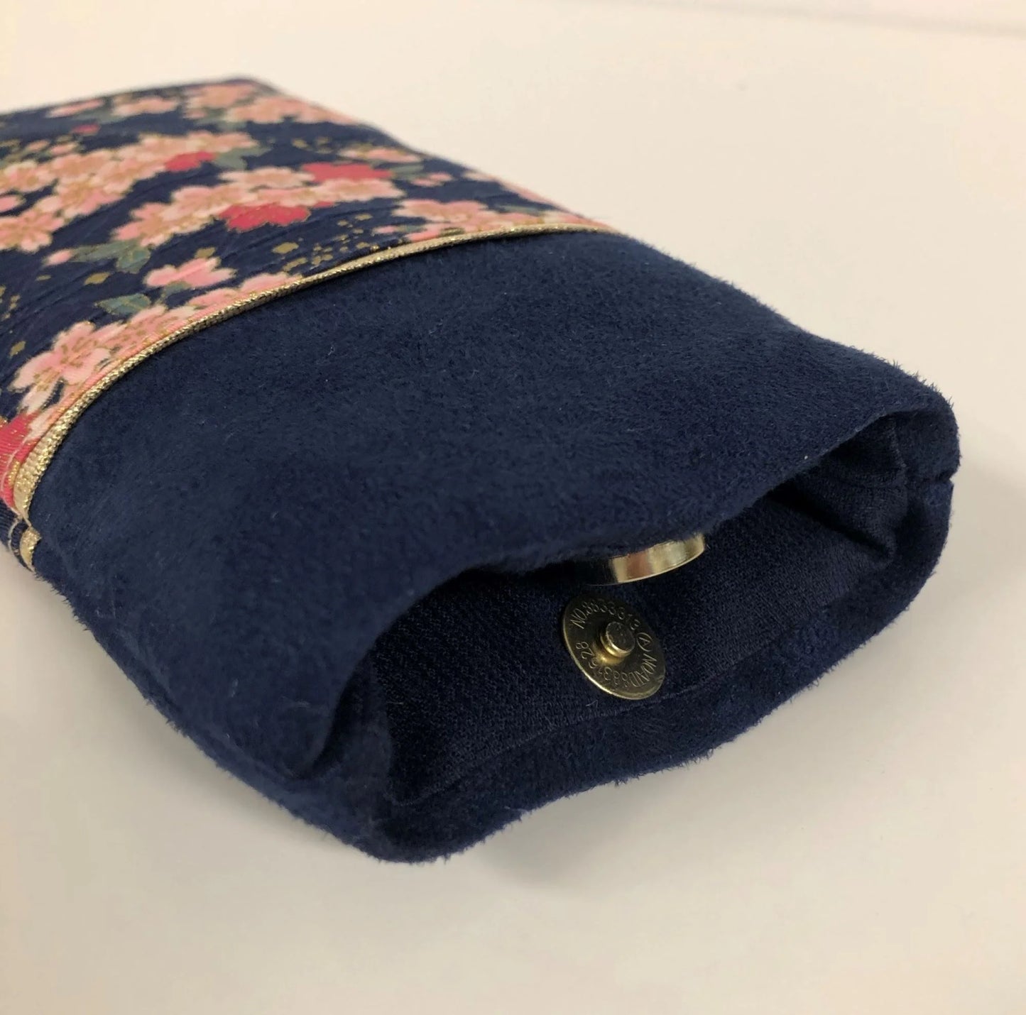 Vue intérieure de l'étui à lunettes bleu marine en tissu japonais à fleurs de cerisier.