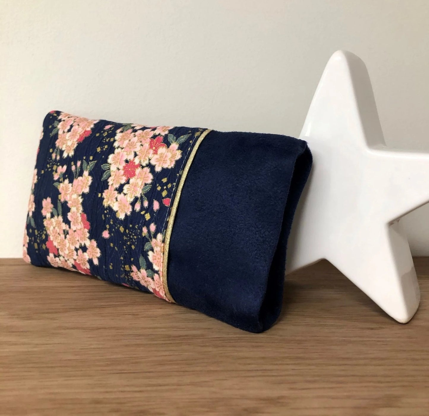 L'étui à lunettes bleu marine en tissu japonais à fleurs de cerisier.
