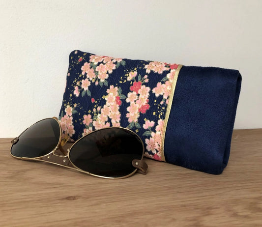 L'étui à lunettes bleu marine en tissu japonais à fleurs de cerisier.