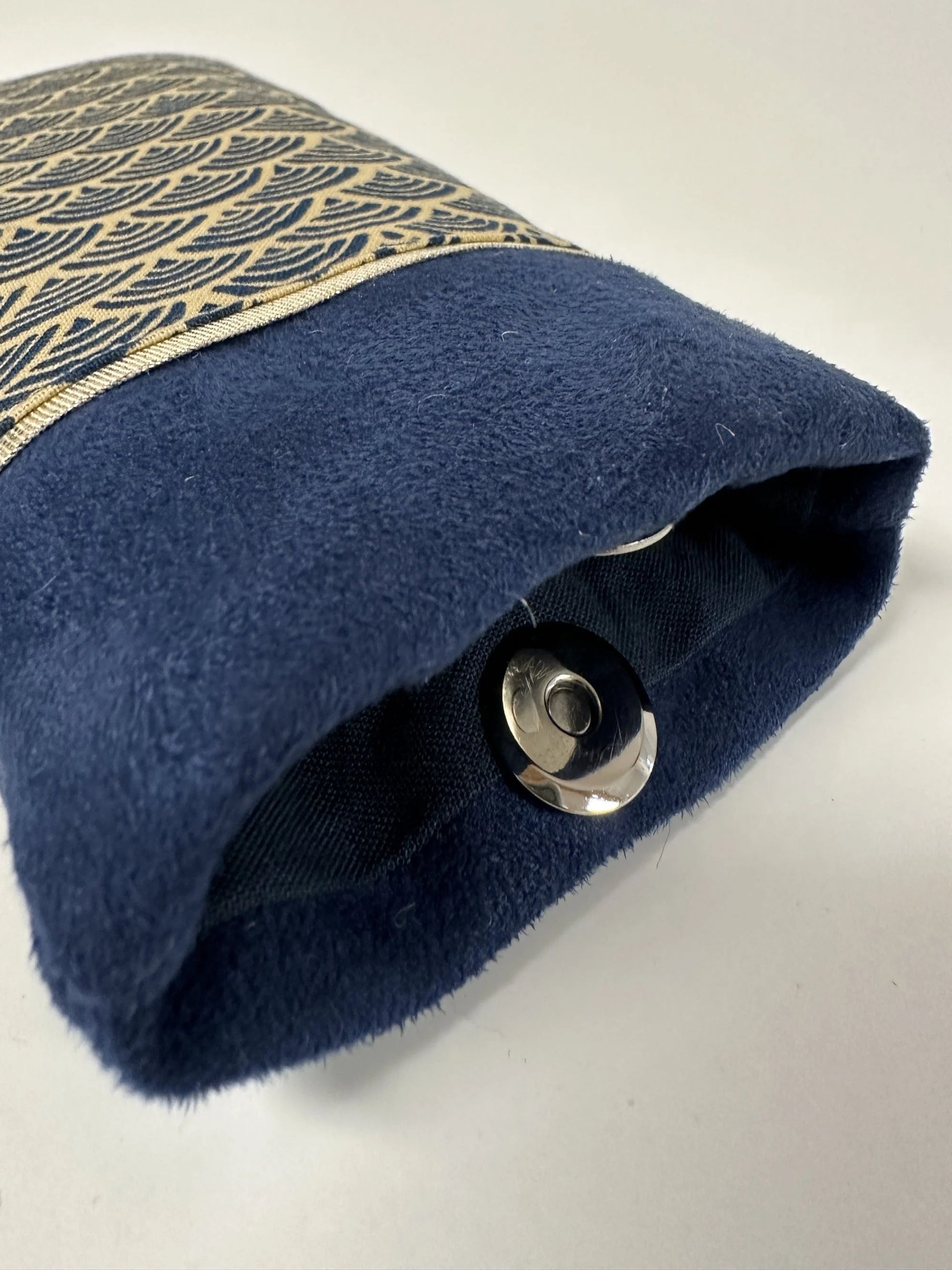 L'étui à lunettes bleu marine en tissu japonais Seigaiha, vue intérieure.