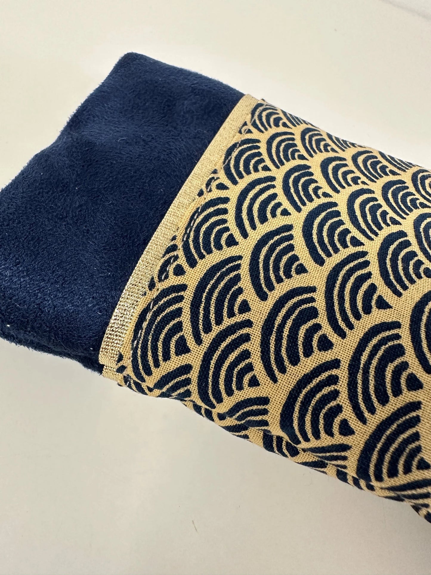 Vue de près de l'étui à lunettes bleu marine en tissu japonais Seigaiha