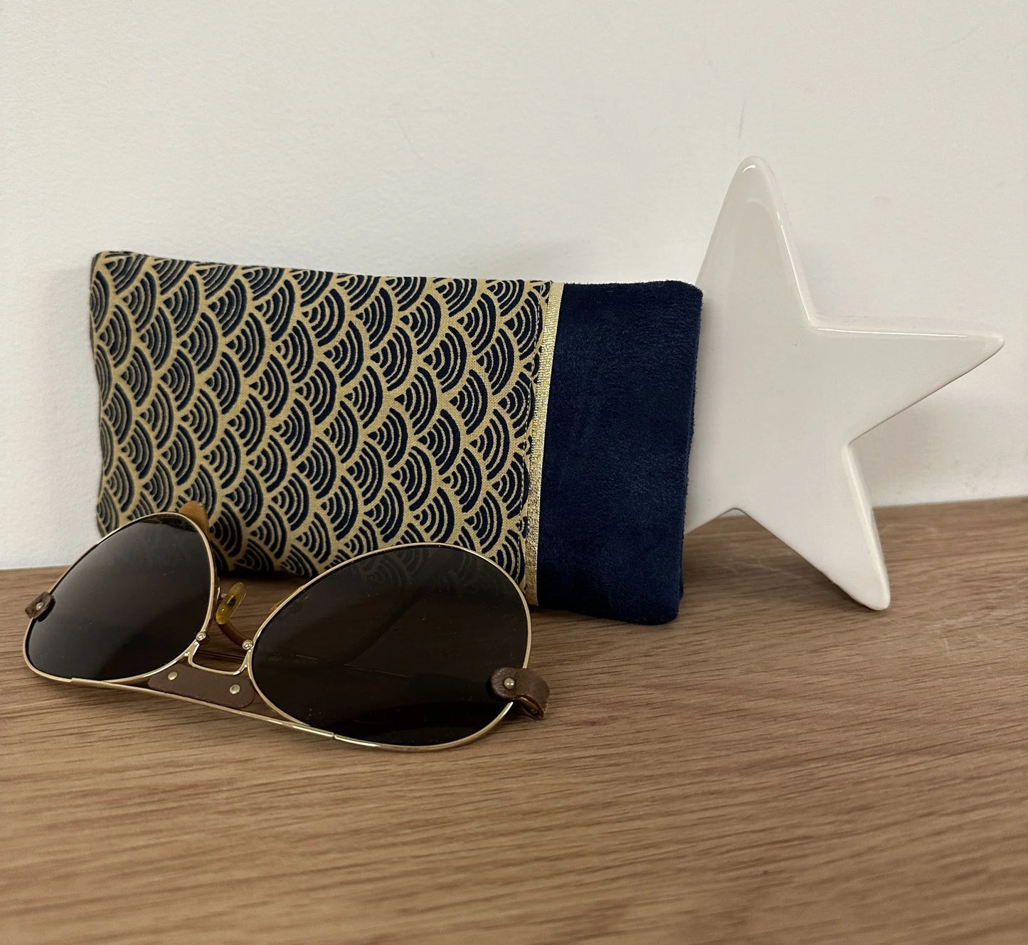 L'étui à lunettes bleu marine en tissu japonais Seigaiha