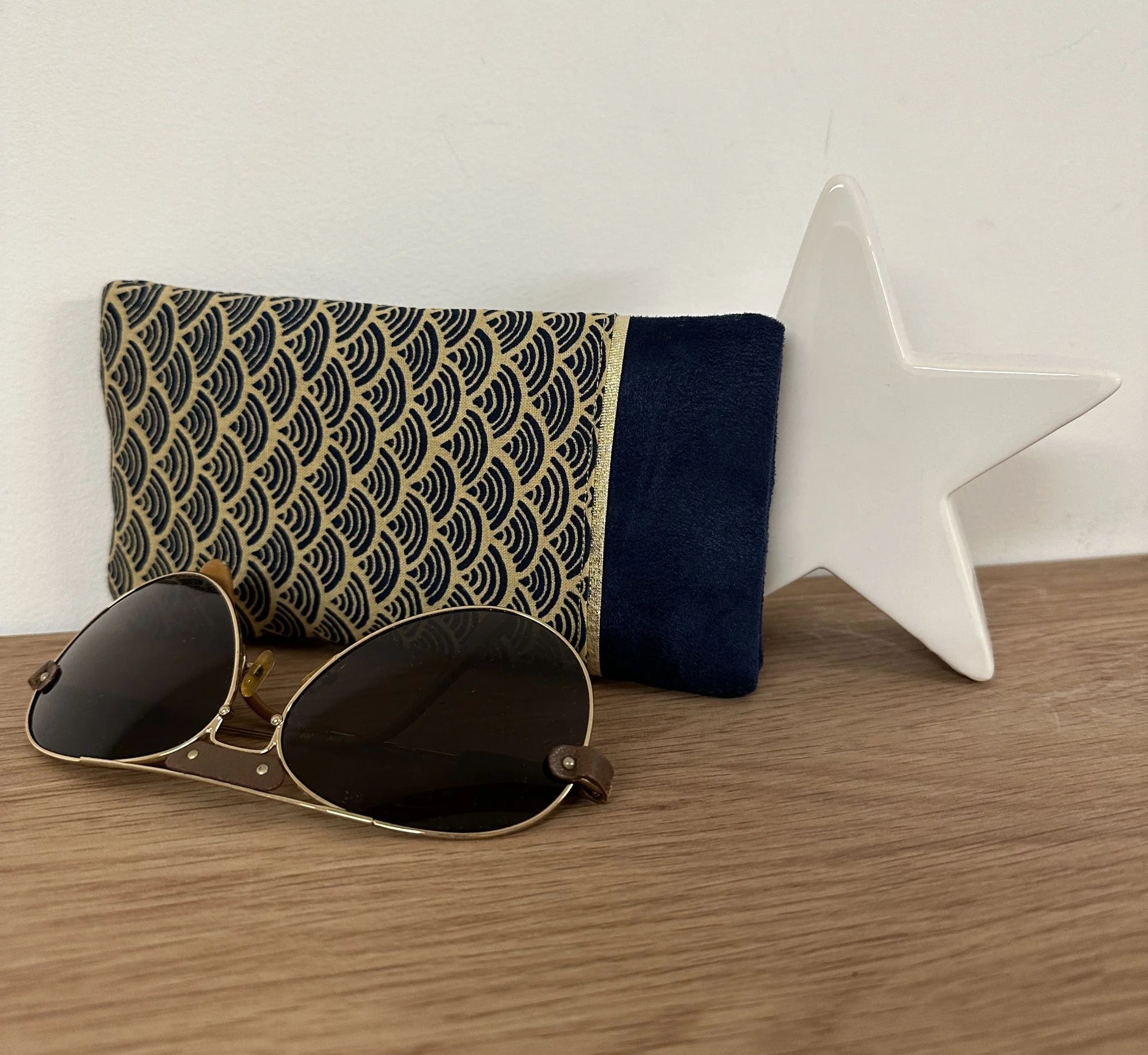 L'étui à lunettes bleu marine en tissu japonais Seigaiha
