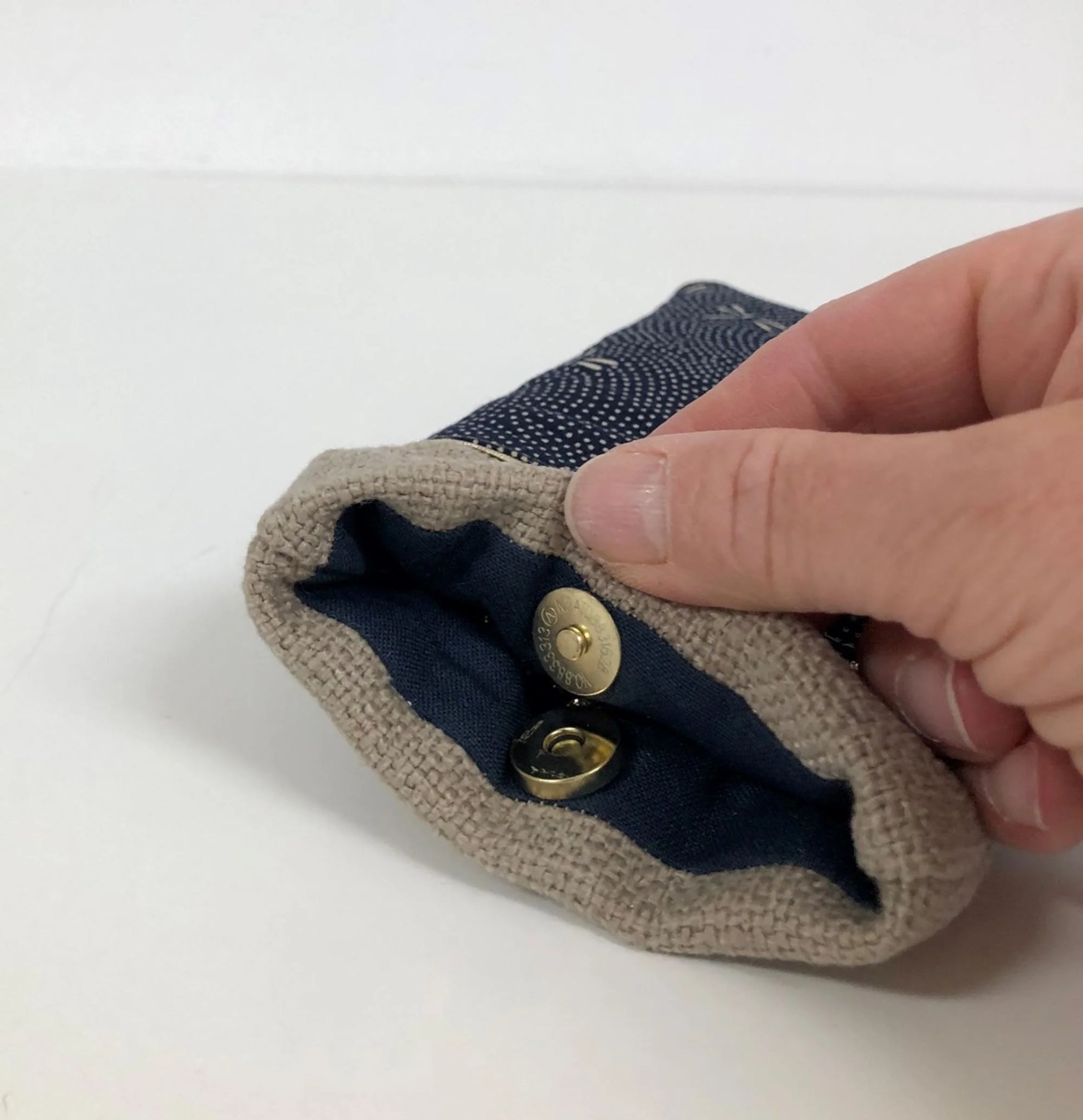 Vue intérieure de l'étui à lunettes en lin et tissu japonais Komon libellules bleu.