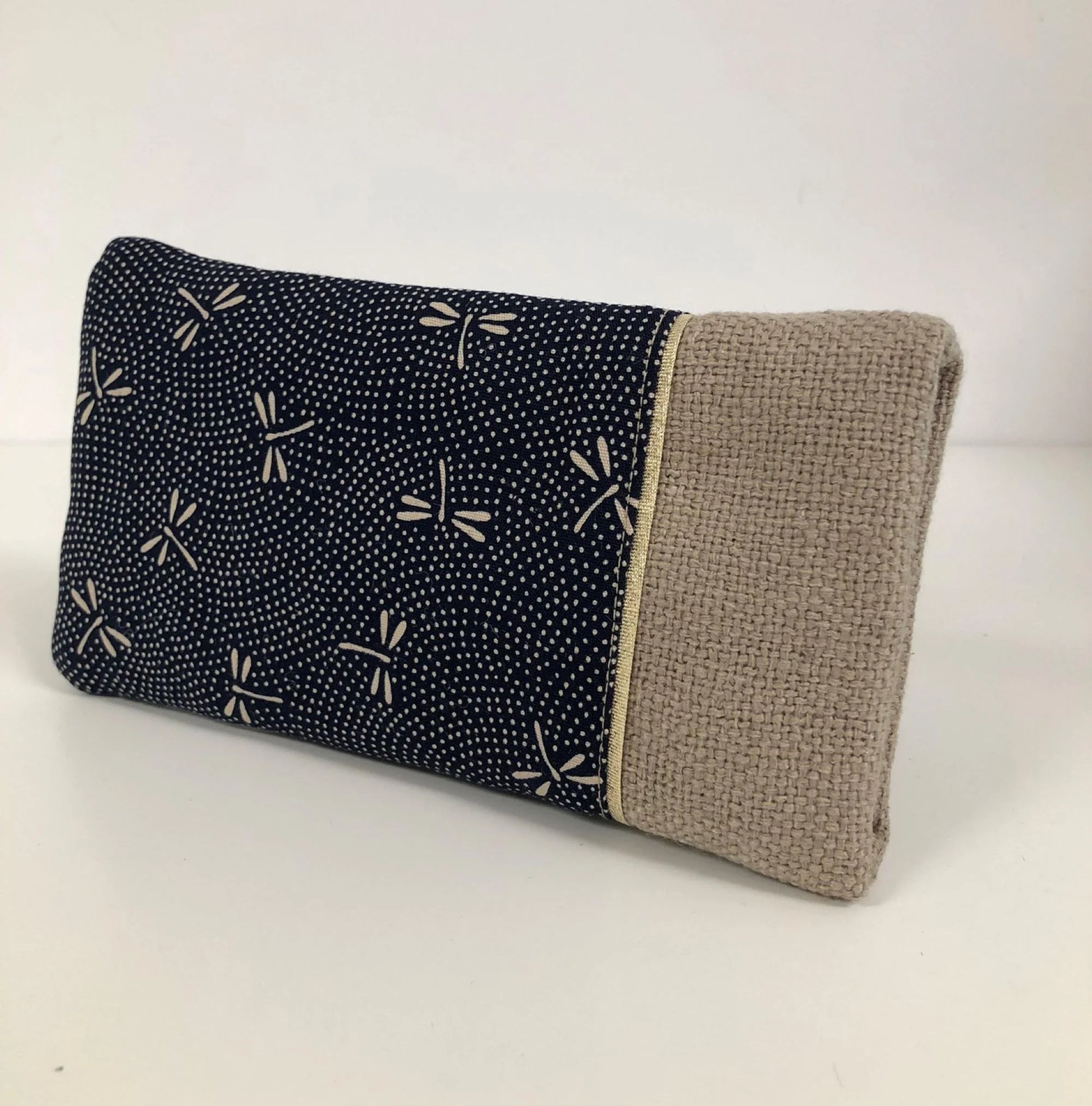 L'étui à lunettes en lin et tissu japonais Komon libellules bleu.