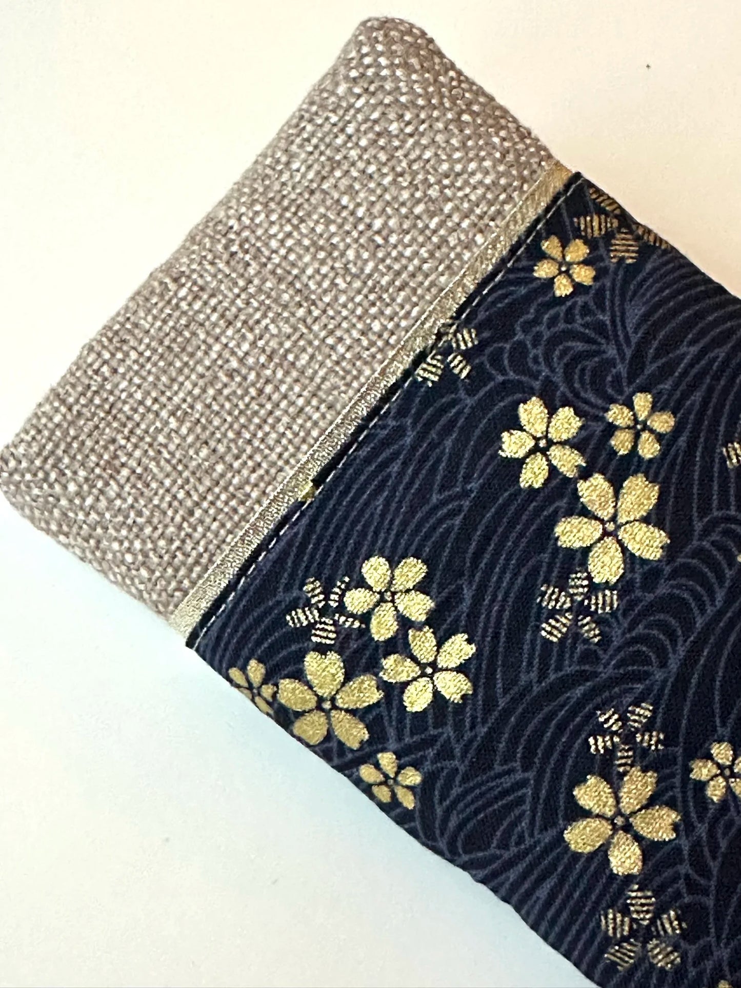 Vue détaillée de l'étui à lunettes en lin et tissu japonais Sakura bleu.