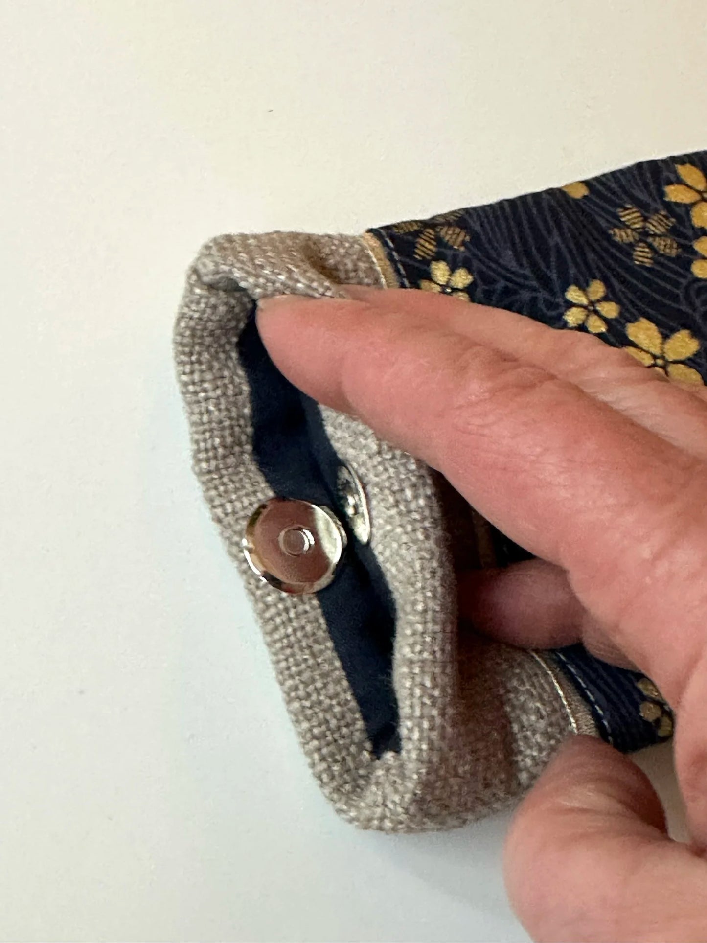 Le fermoir magnétique extra plat de l'étui à lunettes en lin et tissu japonais Sakura bleu.