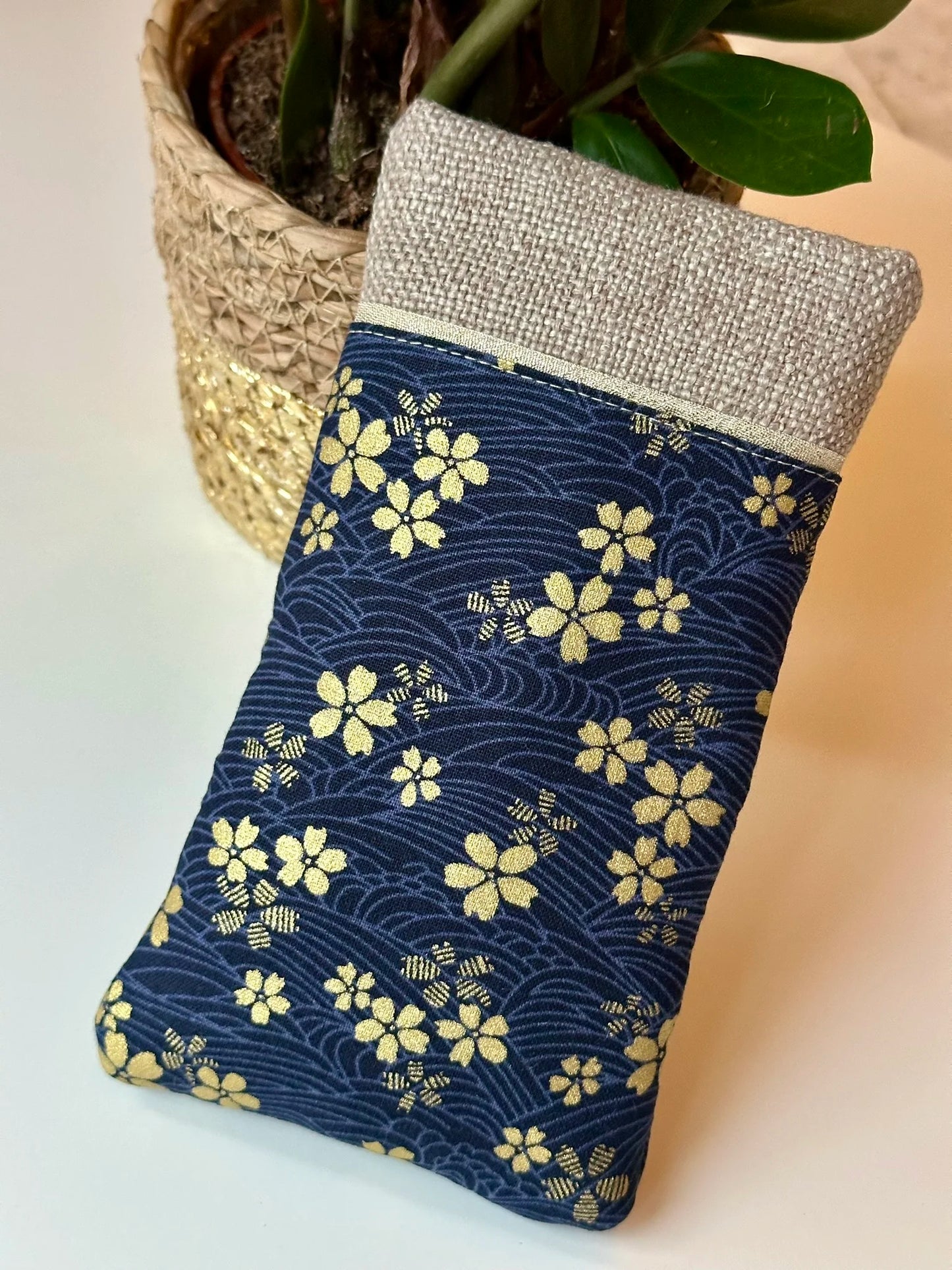 Les fleurs de cerisier dorées de l'étui à lunettes en lin et tissu japonais Sakura bleu.