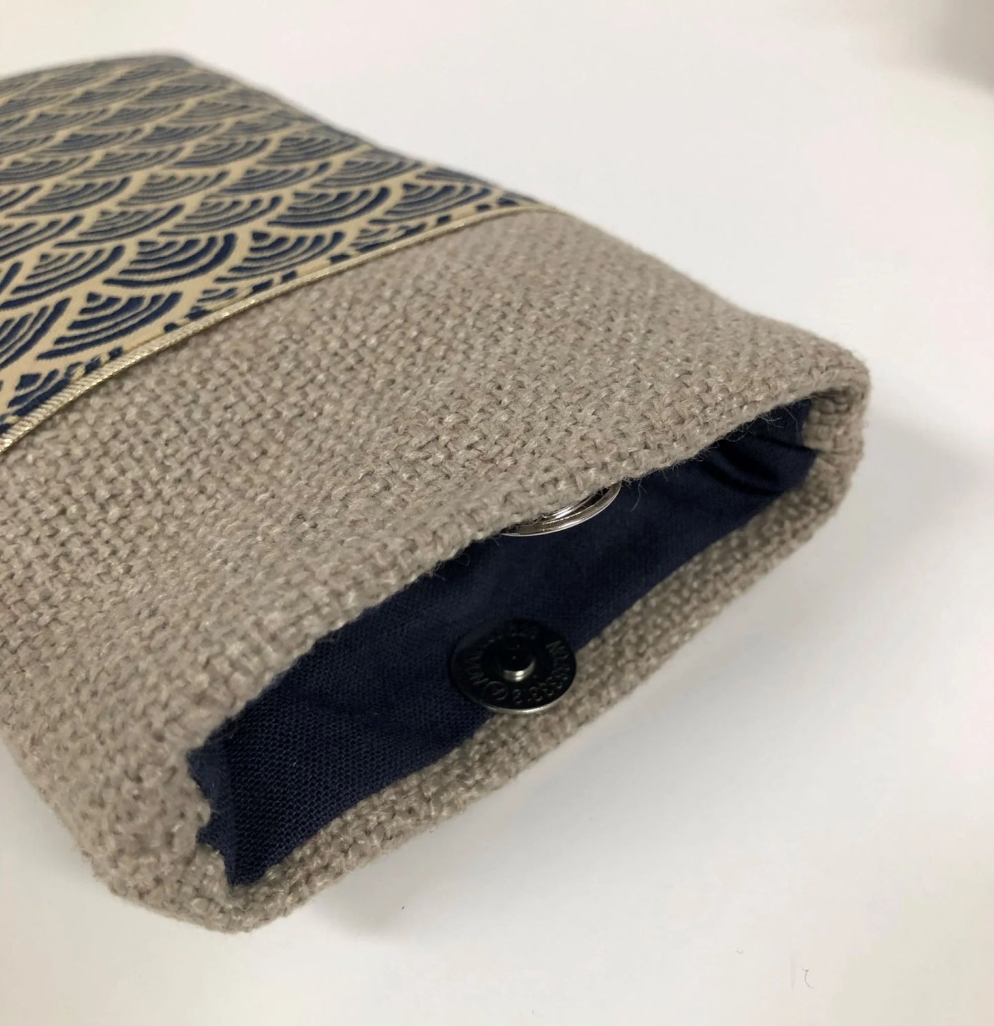 L'étui à lunettes en lin et tissu japonais Seigaiha bleu marine, vue intérieure.