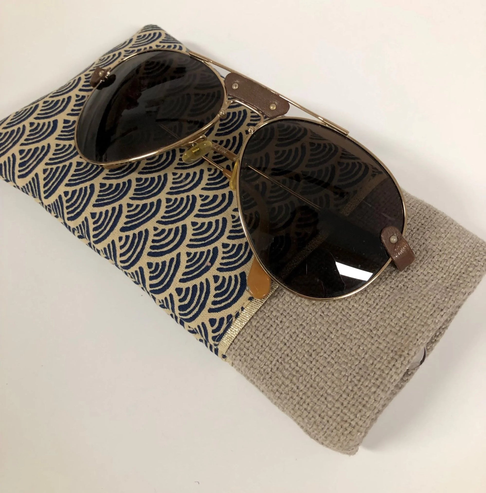 L'étui à lunettes en lin et tissu japonais Seigaiha bleu marine.