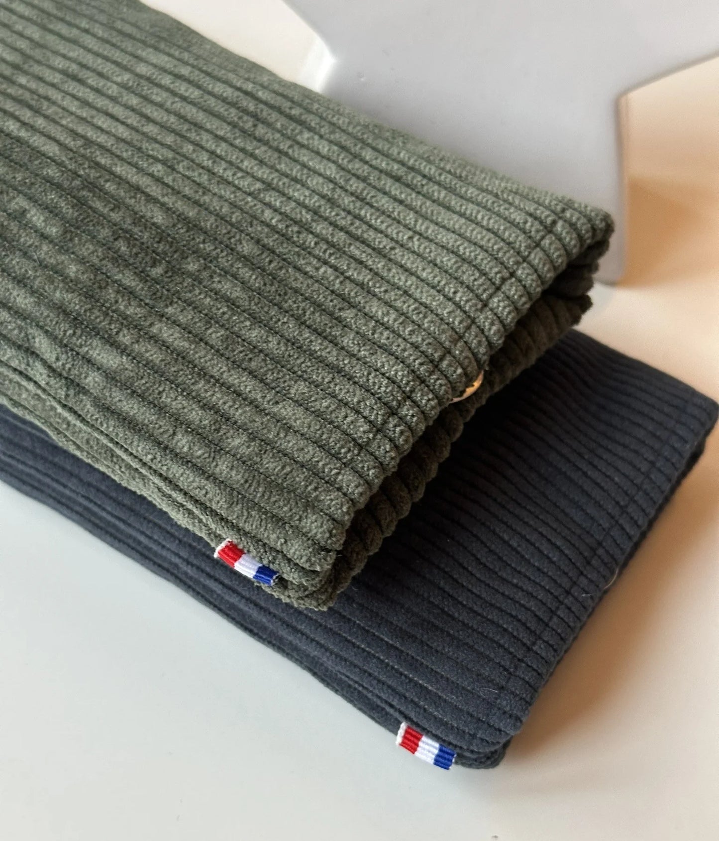 Vue détaillée de l'étui bleu canard et du vert kaki.