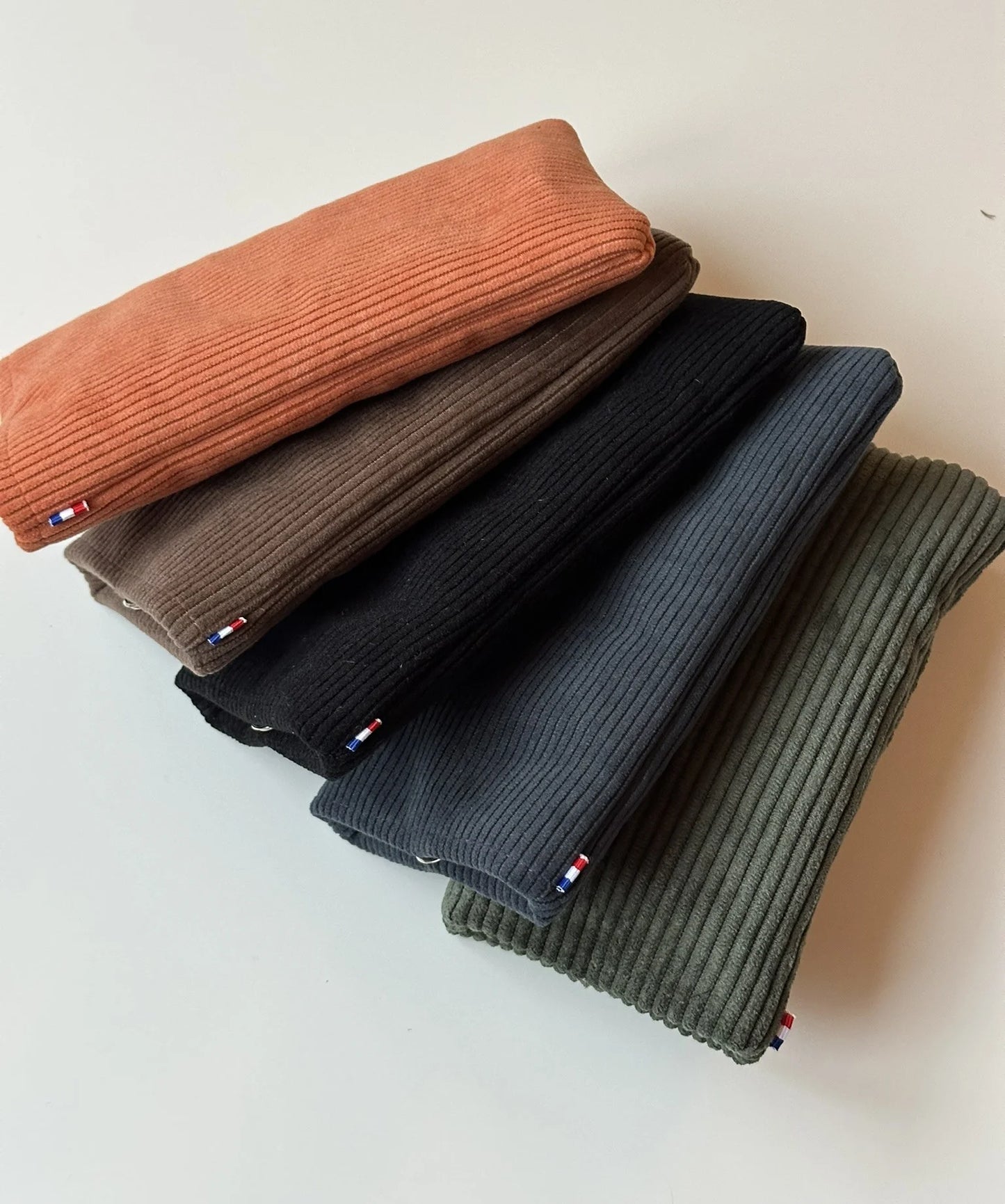 Quelques coloris de l'étui à lunettes en velours cotelé.