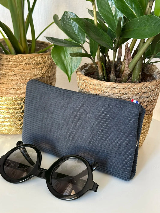 L'étui à lunettes en velours cotelé bleu canard.