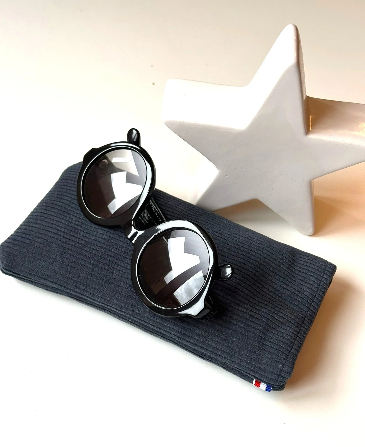 Vue d'ensemble de l'étui à lunettes en velours cotelé bleu canard.