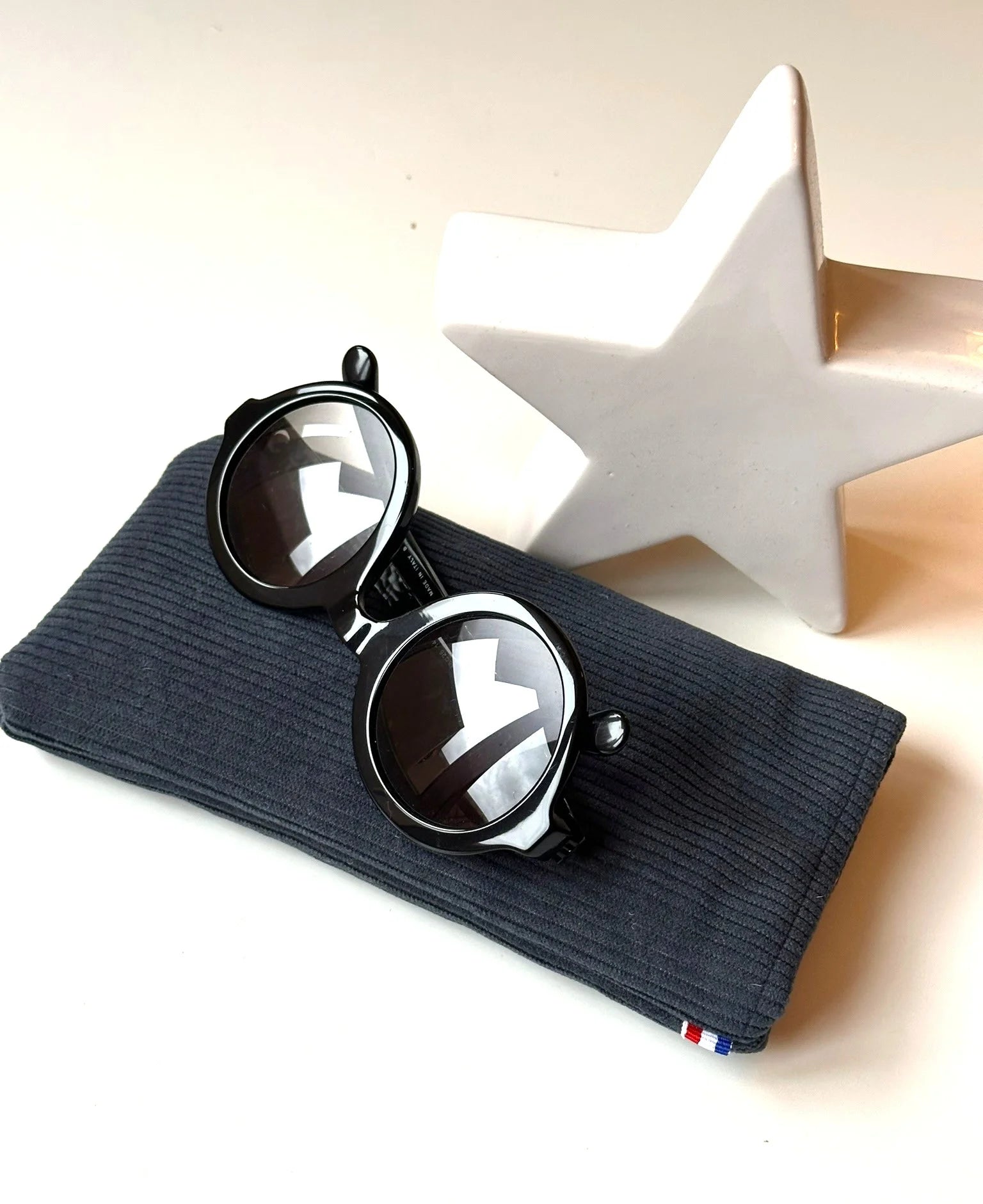 Vue d'ensemble de l'étui à lunettes en velours cotelé bleu canard.