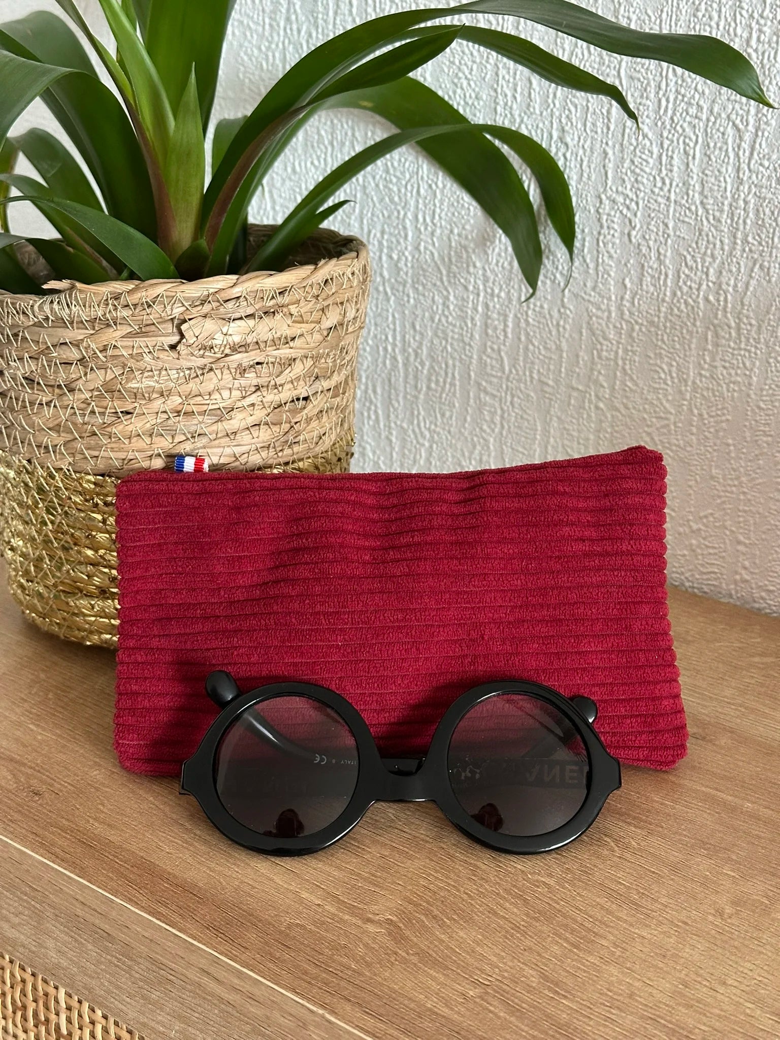 L'étui à lunettes en velours cotelé bordeaux