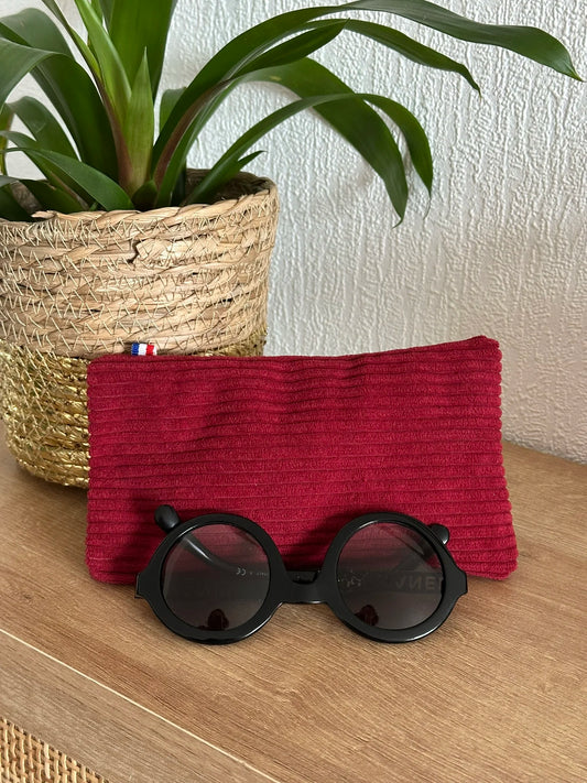 L'étui à lunettes en velours cotelé bordeaux
