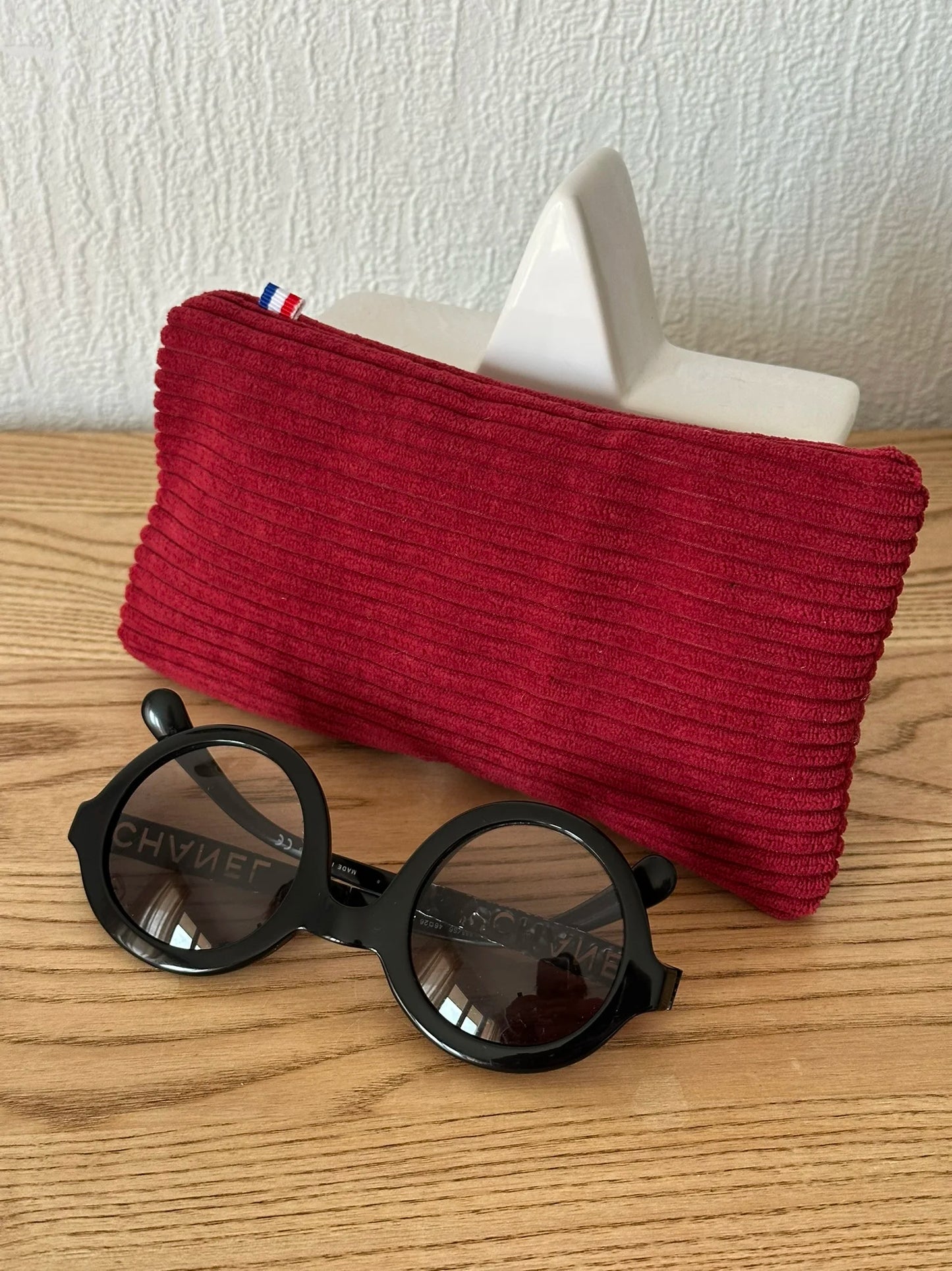 Vue d'ensemble de l'étui à lunettes en velours cotelé bordeaux.