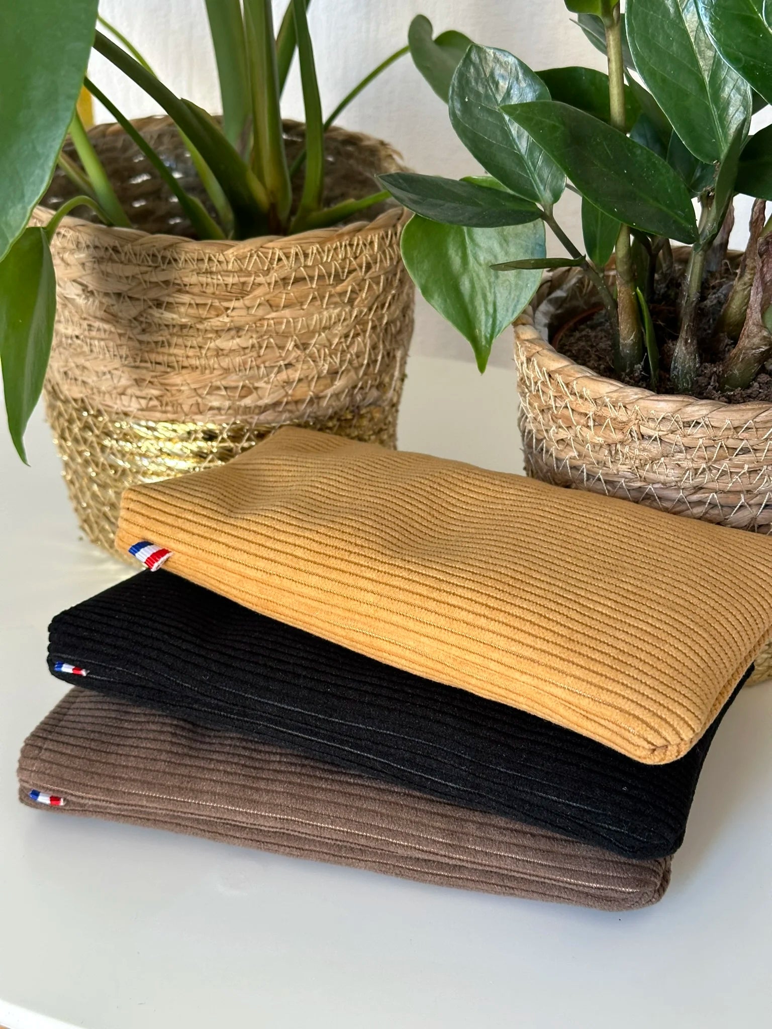 Quelques coloris de l'étui à lunettes Lesfilsdisa en velours cotelé.