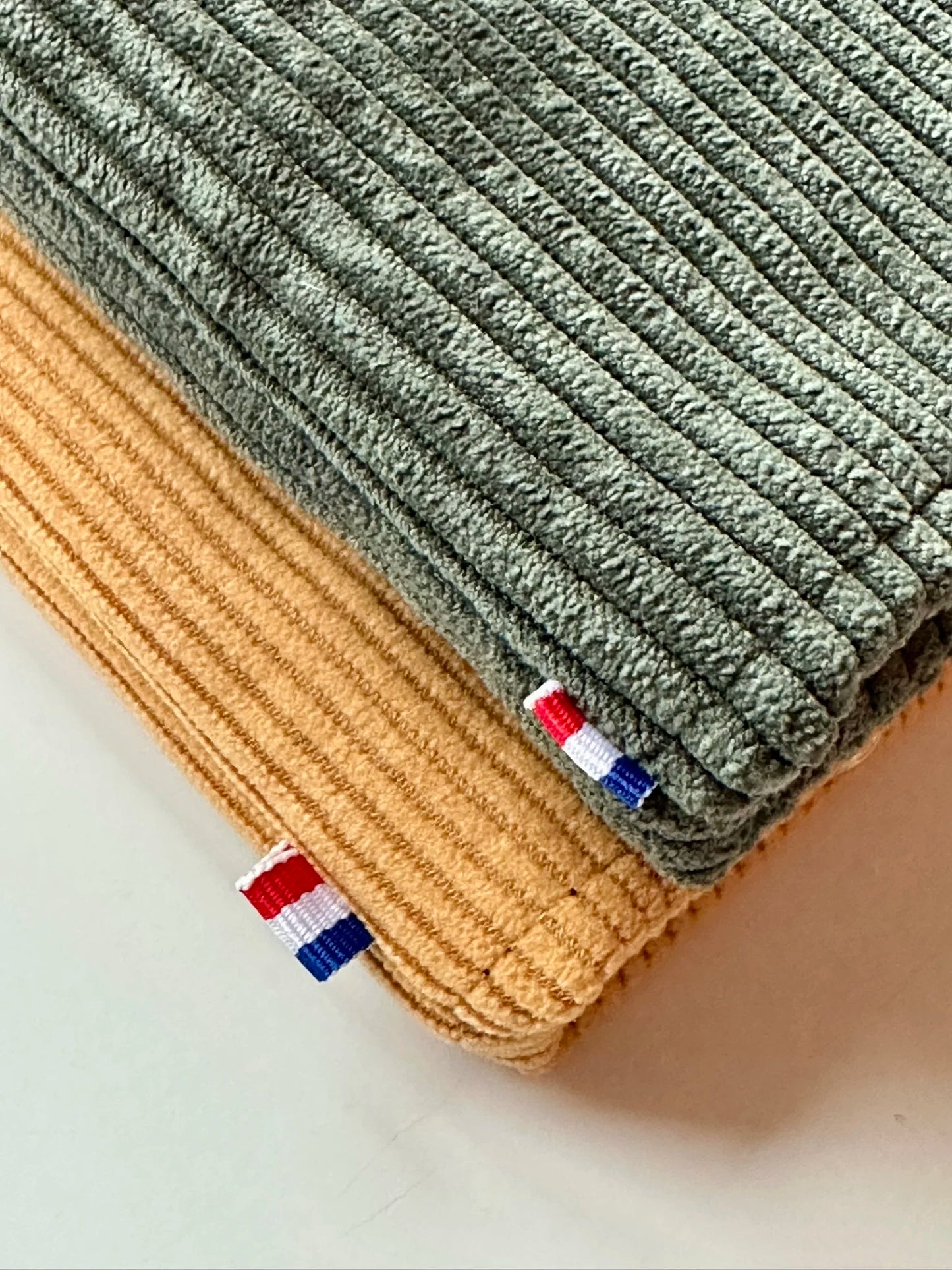 L'étui à lunettes en velours cotelé jaune moutarde, fabriqué en France.