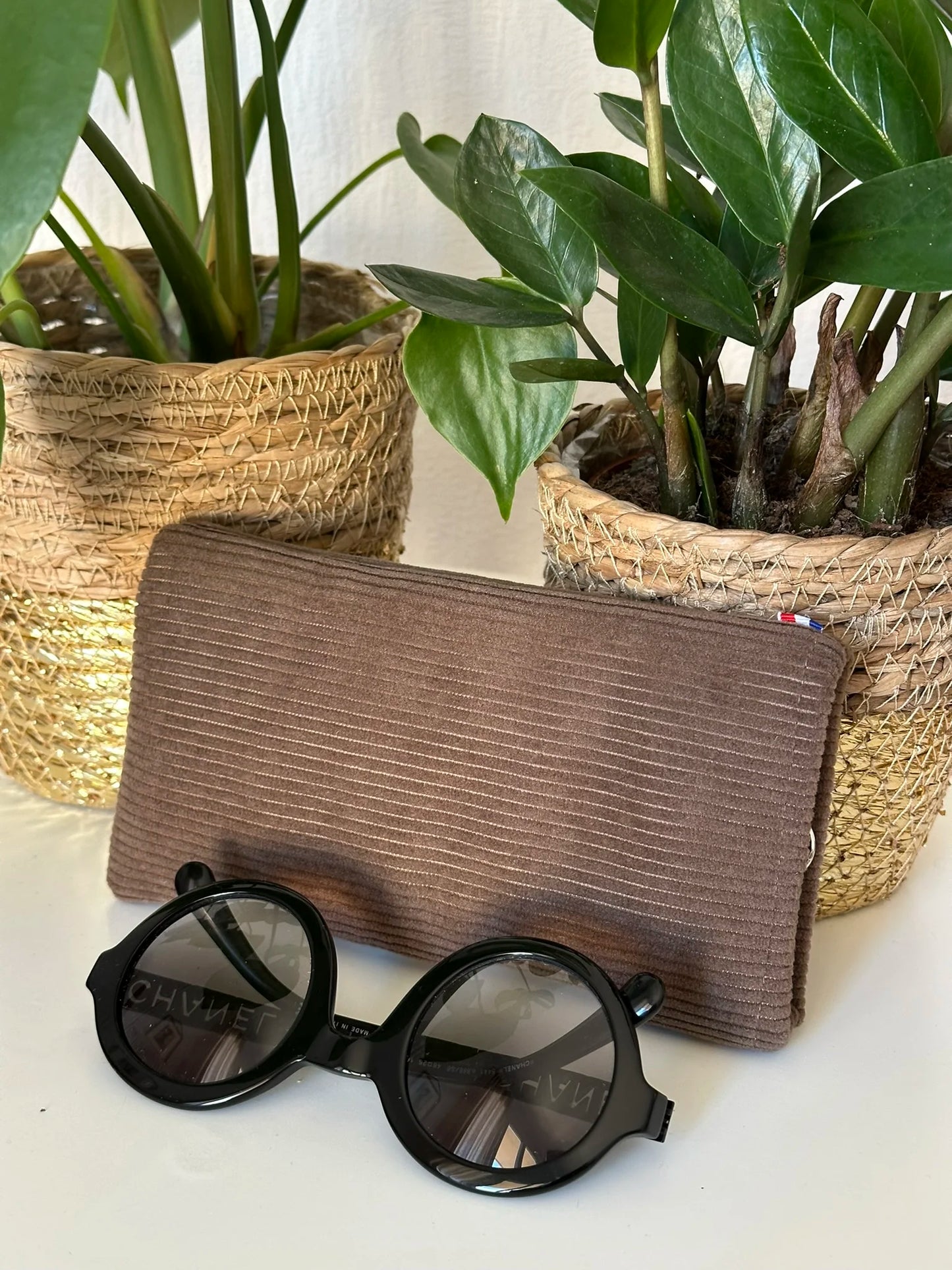 L'étui à lunettes en velours cotelé marron chamois.