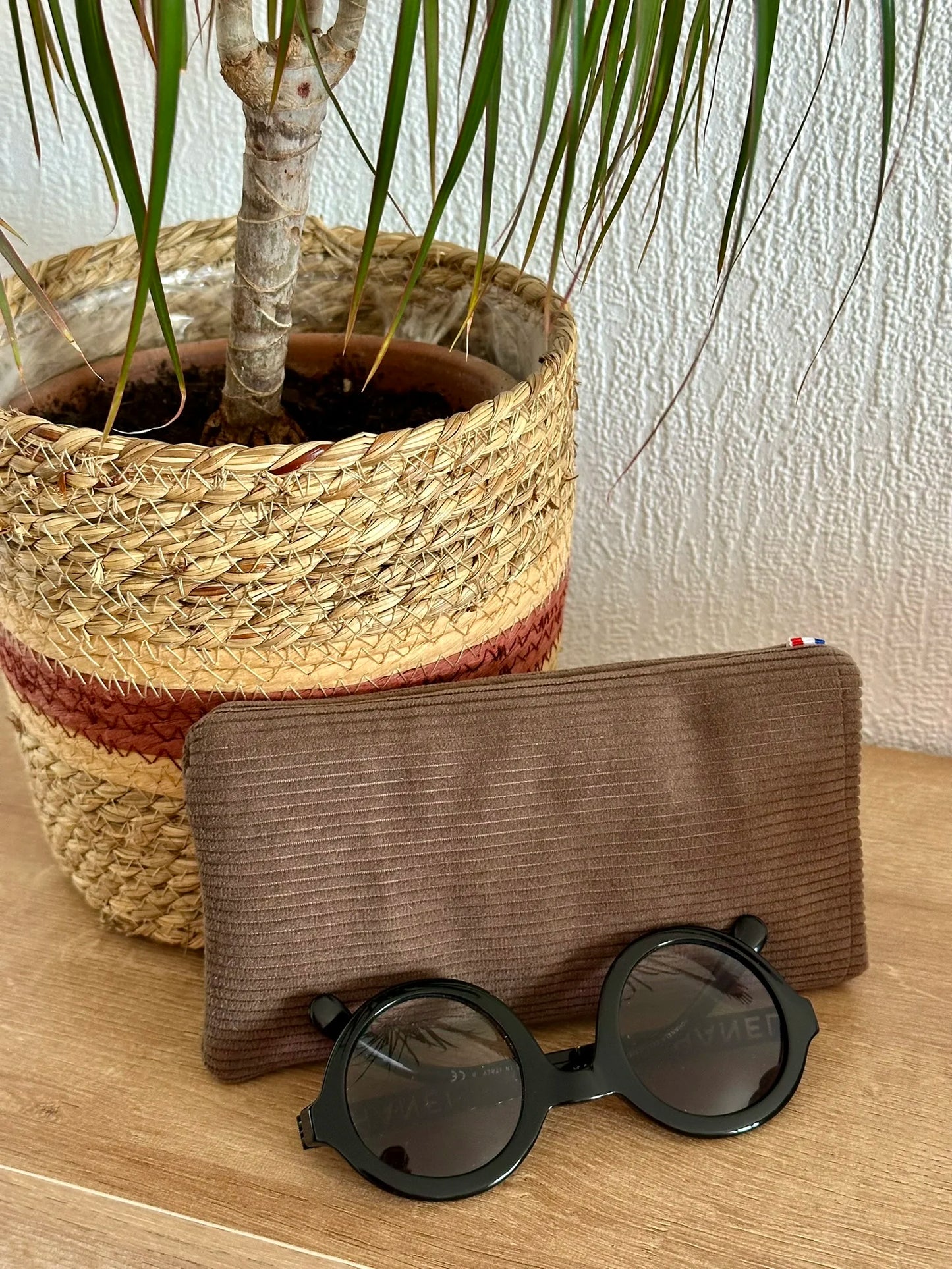 Vue d'ensemble de l'étui à lunettes en velours cotelé marron chamois.