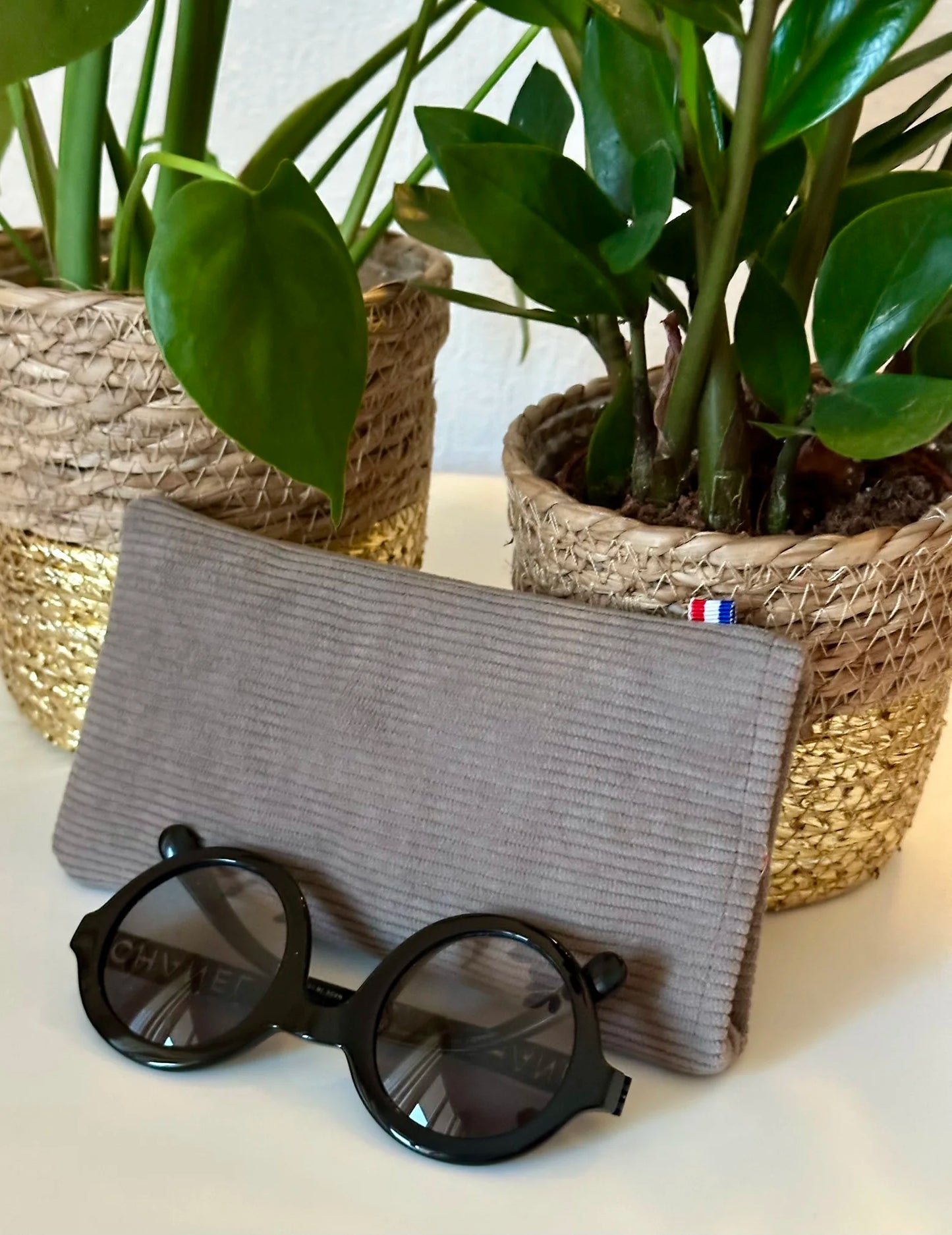 L'étui à lunettes en velours cotelé taupe.