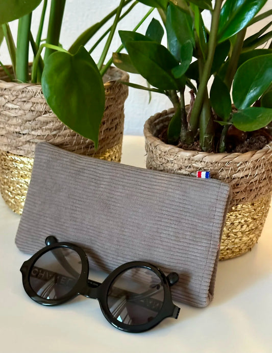 L'étui à lunettes en velours cotelé taupe.