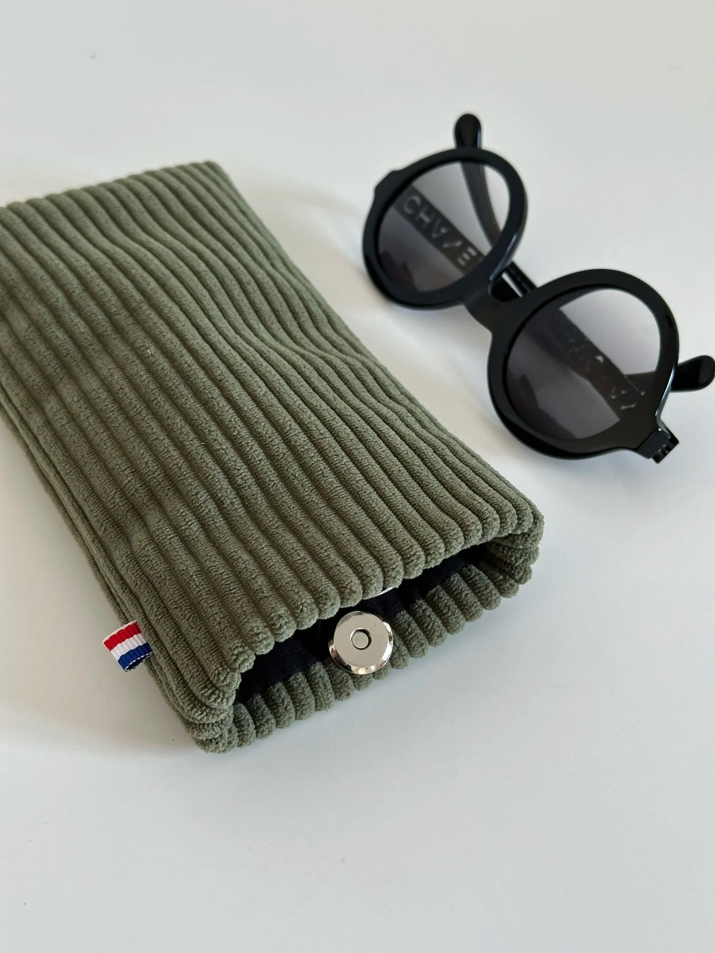 Etui à lunettes en velours cotelé vert armée