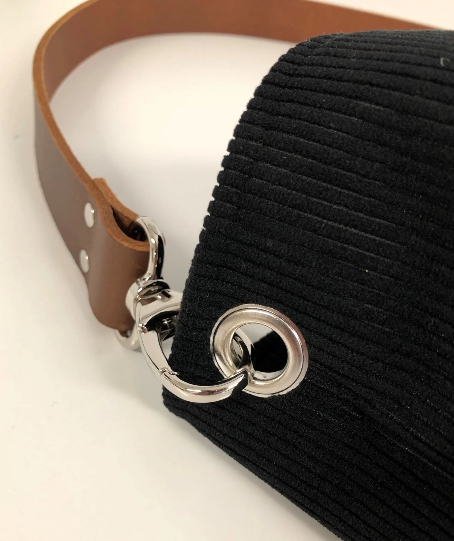 Vue de détail de l'oeillet d'accroche du sac hobo Lesfilsdisa en velours cotelé noir