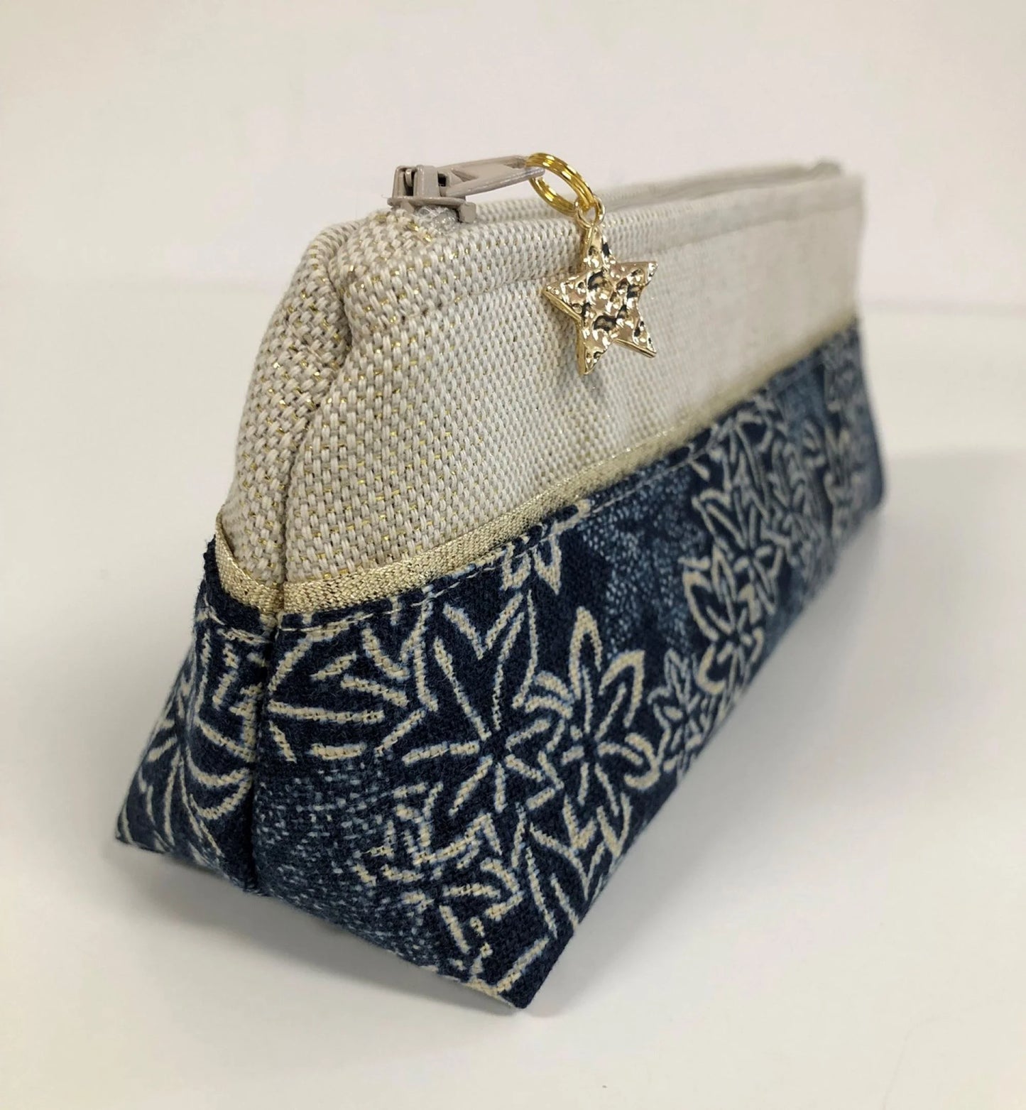 Vue de coté de la mini-trousse à stylos en tissu japonais traditionnel bleu nuit et doré.