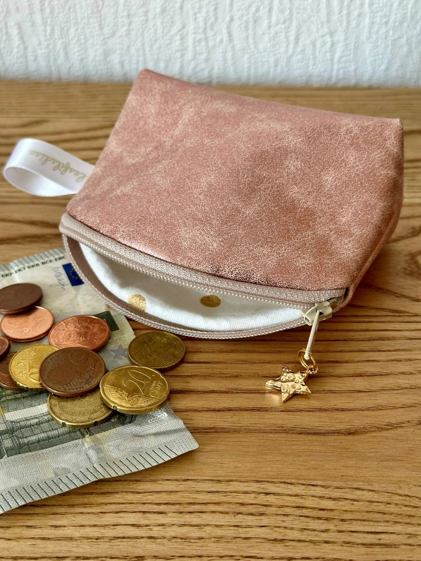 Vue de l'intérieur du petit porte-monnaie or rose.